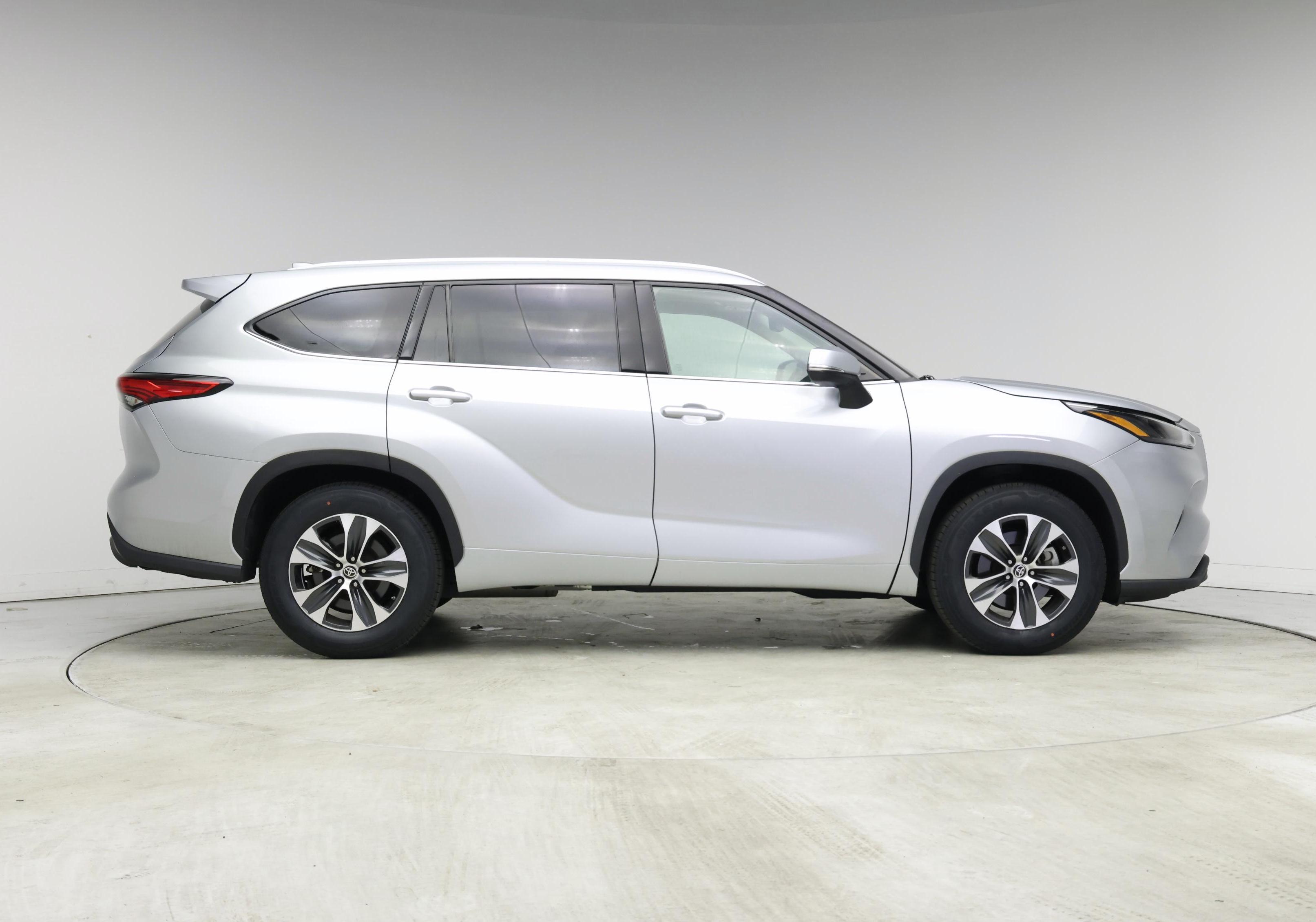 Thumbnail: 2022 Toyota Highlander - 7