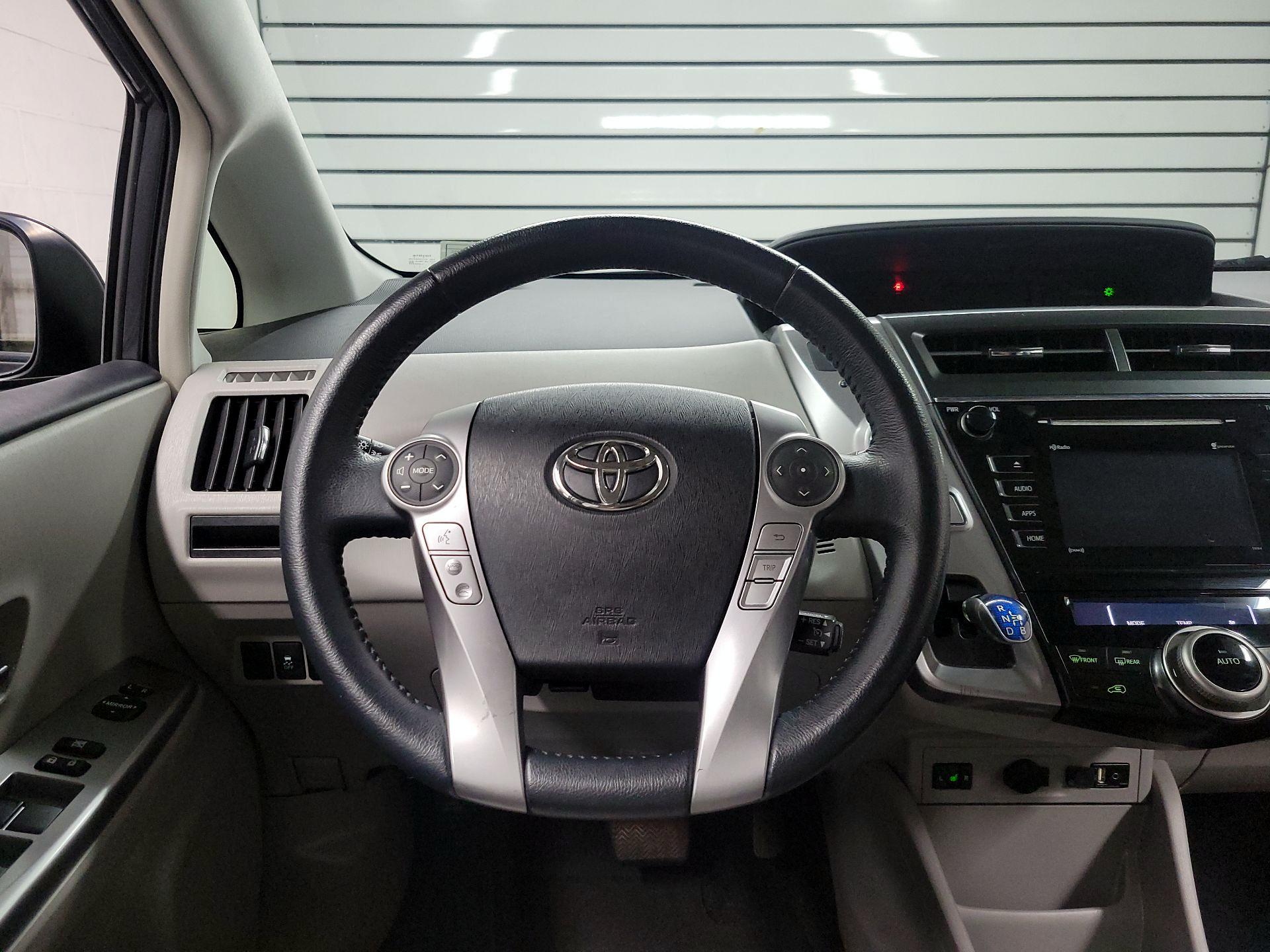 Thumbnail: 2017 Toyota Prius v - 10