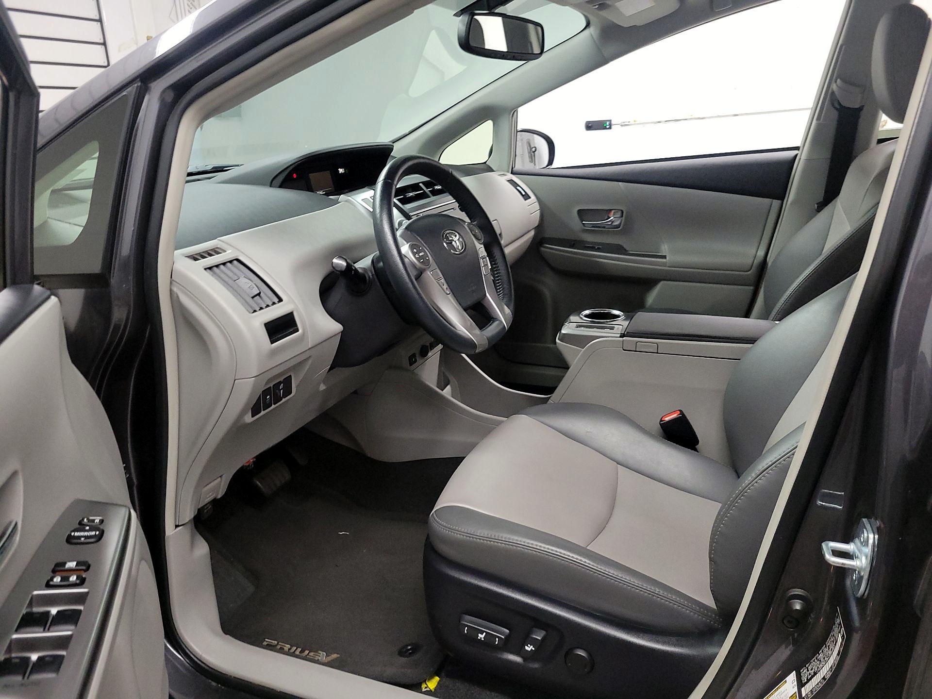 Thumbnail: 2017 Toyota Prius v - 11