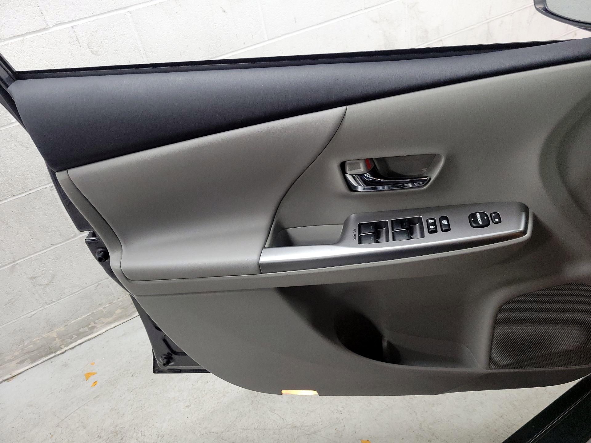 Thumbnail: 2017 Toyota Prius v - 12