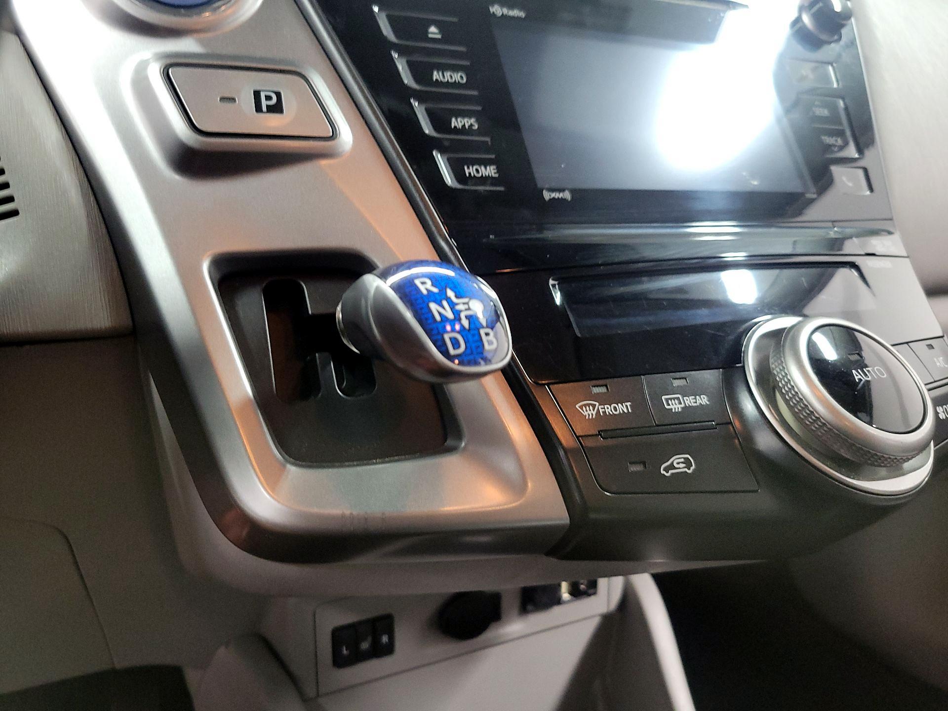 Thumbnail: 2017 Toyota Prius v - 17