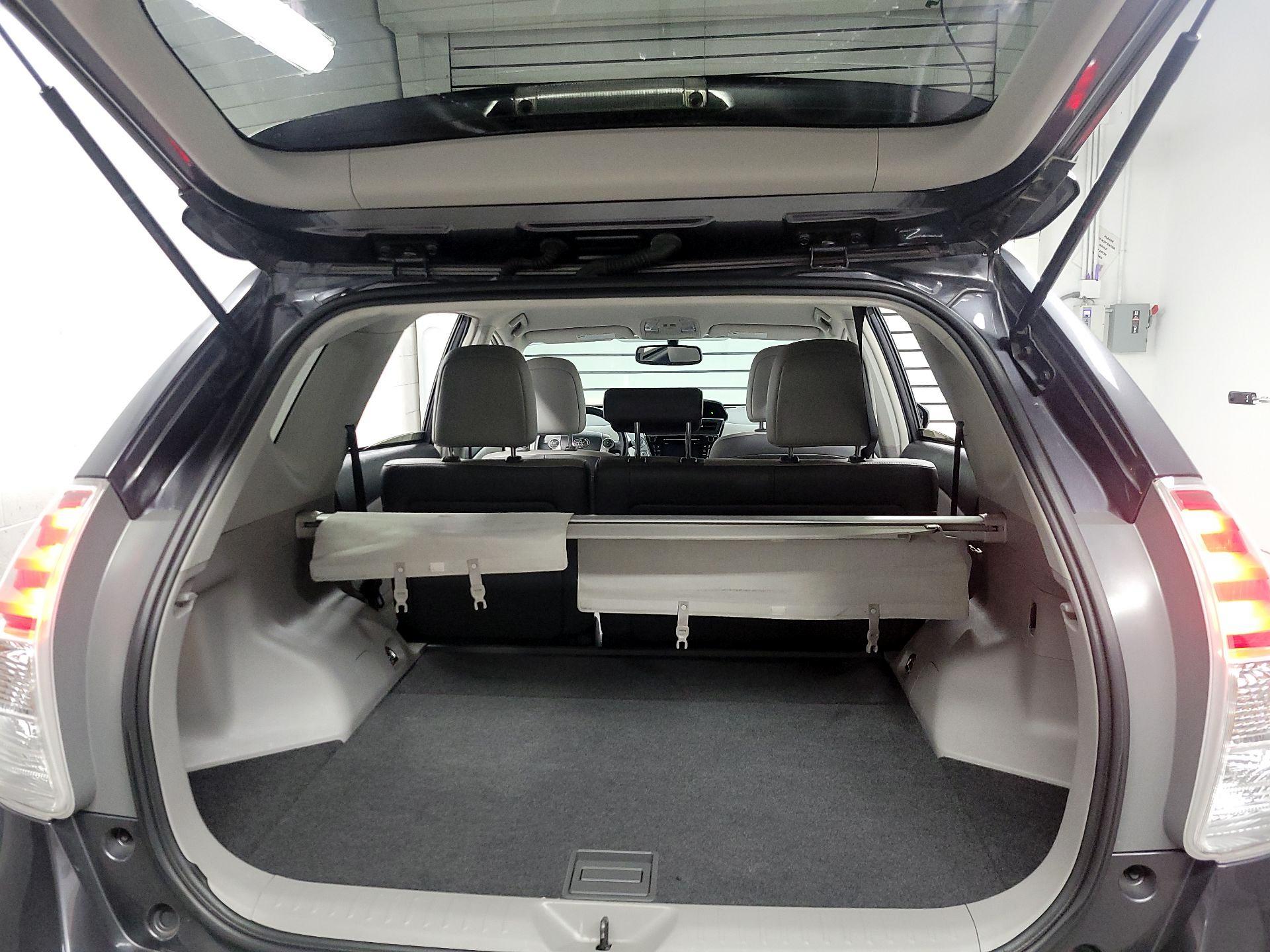 Thumbnail: 2017 Toyota Prius v - 20