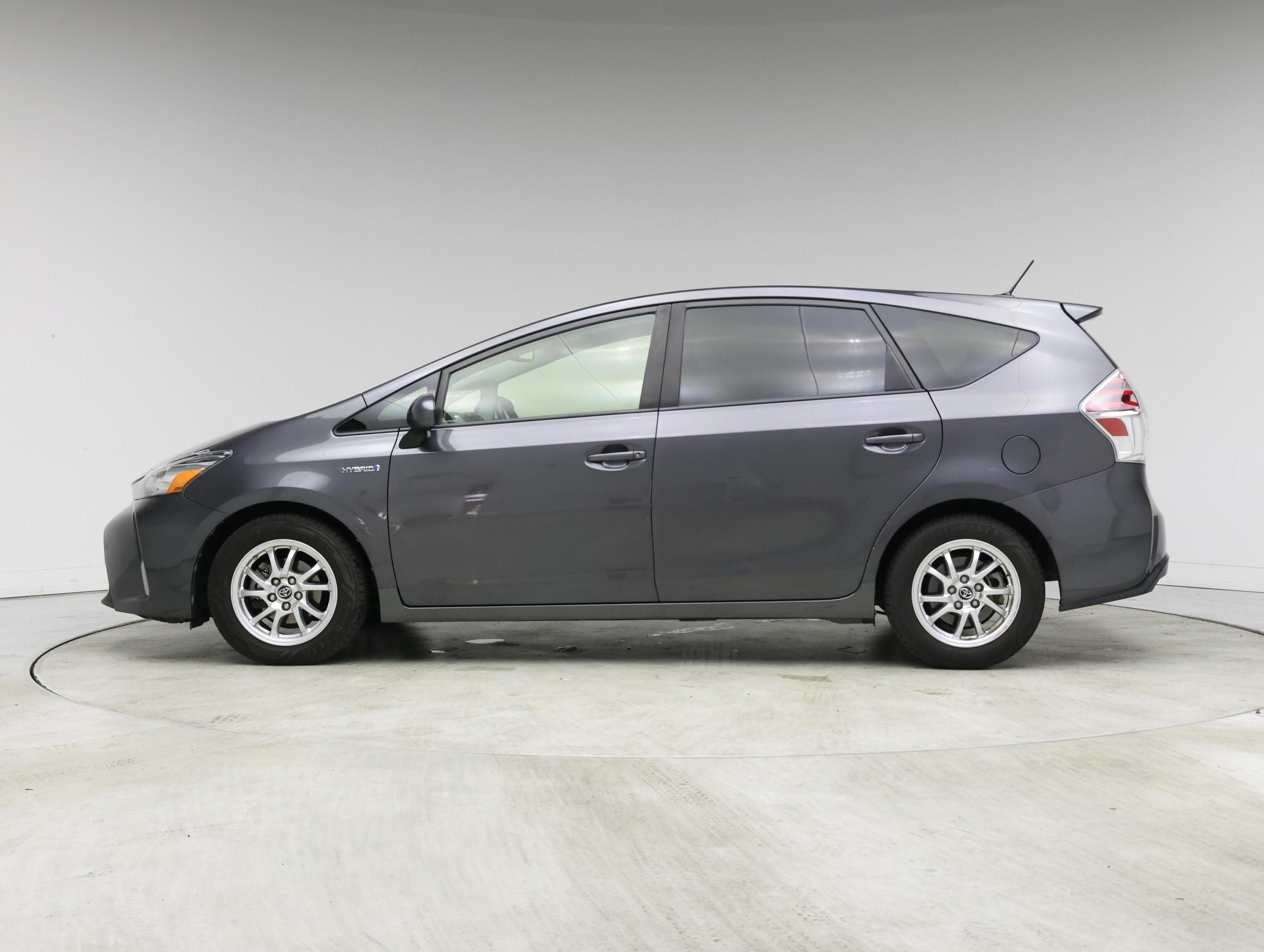Thumbnail: 2017 Toyota Prius v - 3
