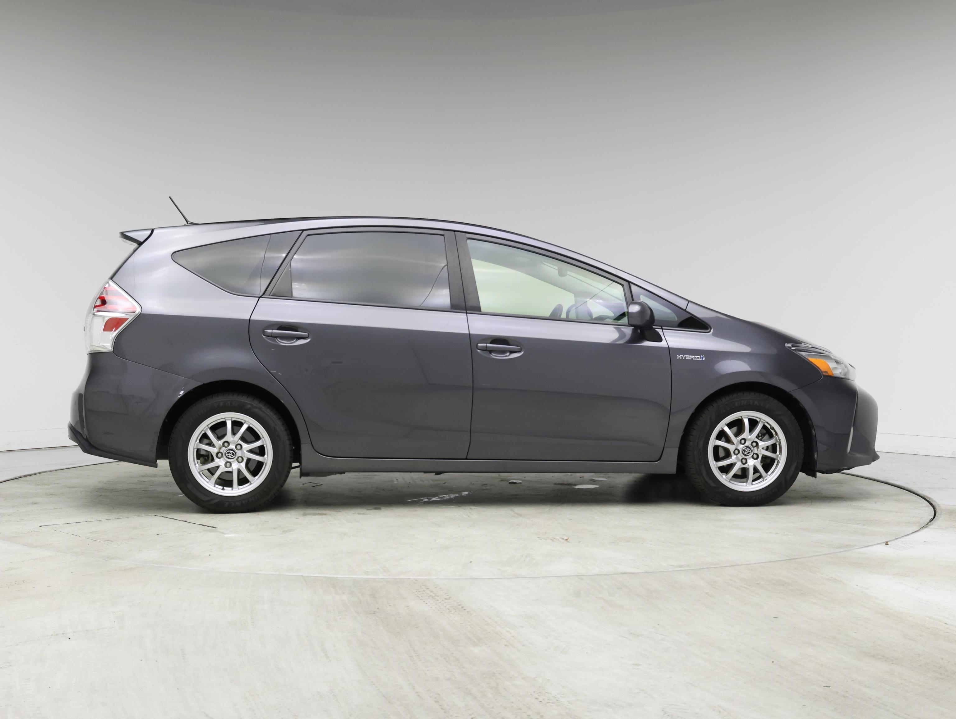 Thumbnail: 2017 Toyota Prius v - 7