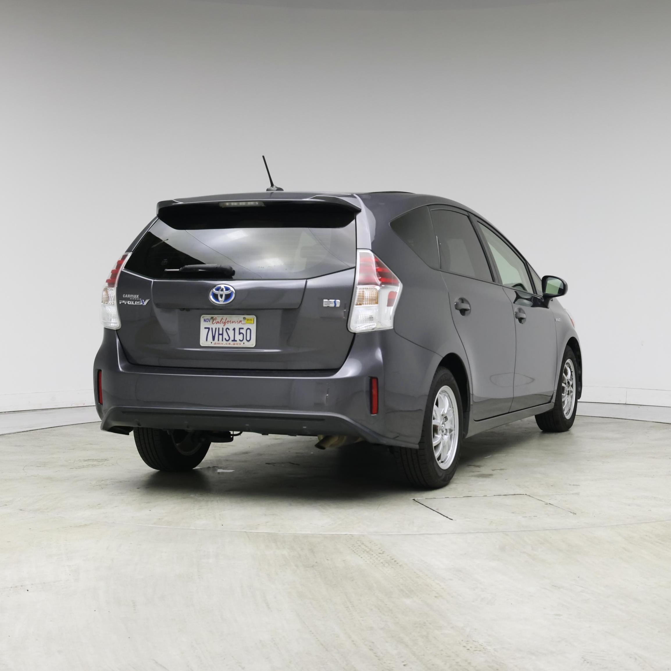 Thumbnail: 2017 Toyota Prius v - 8