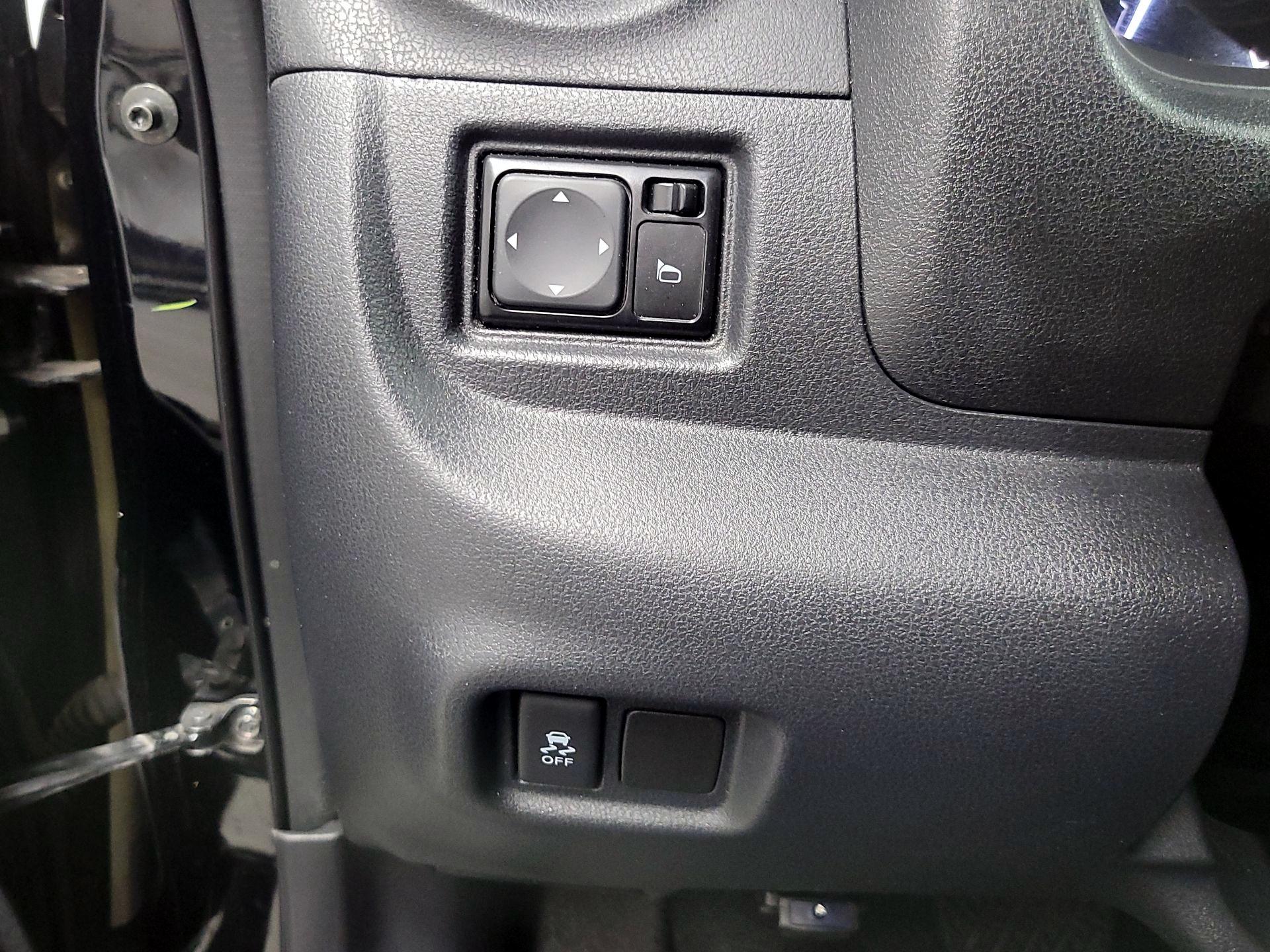 Thumbnail: 2015 Nissan Versa Note - 13