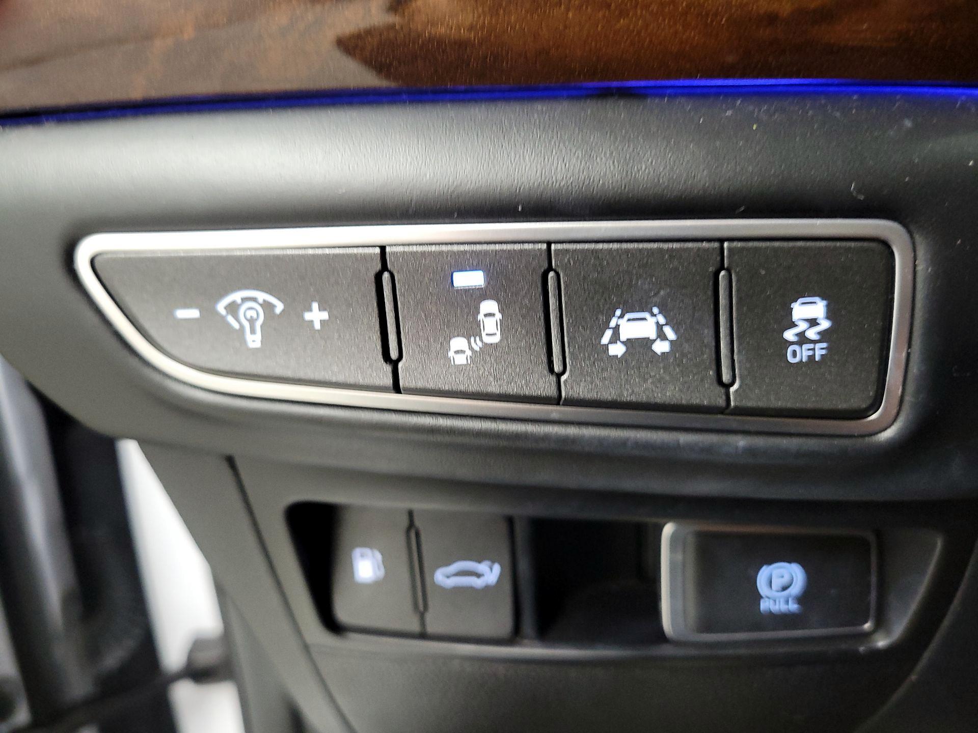 Thumbnail: 2019 Genesis G90 - 13