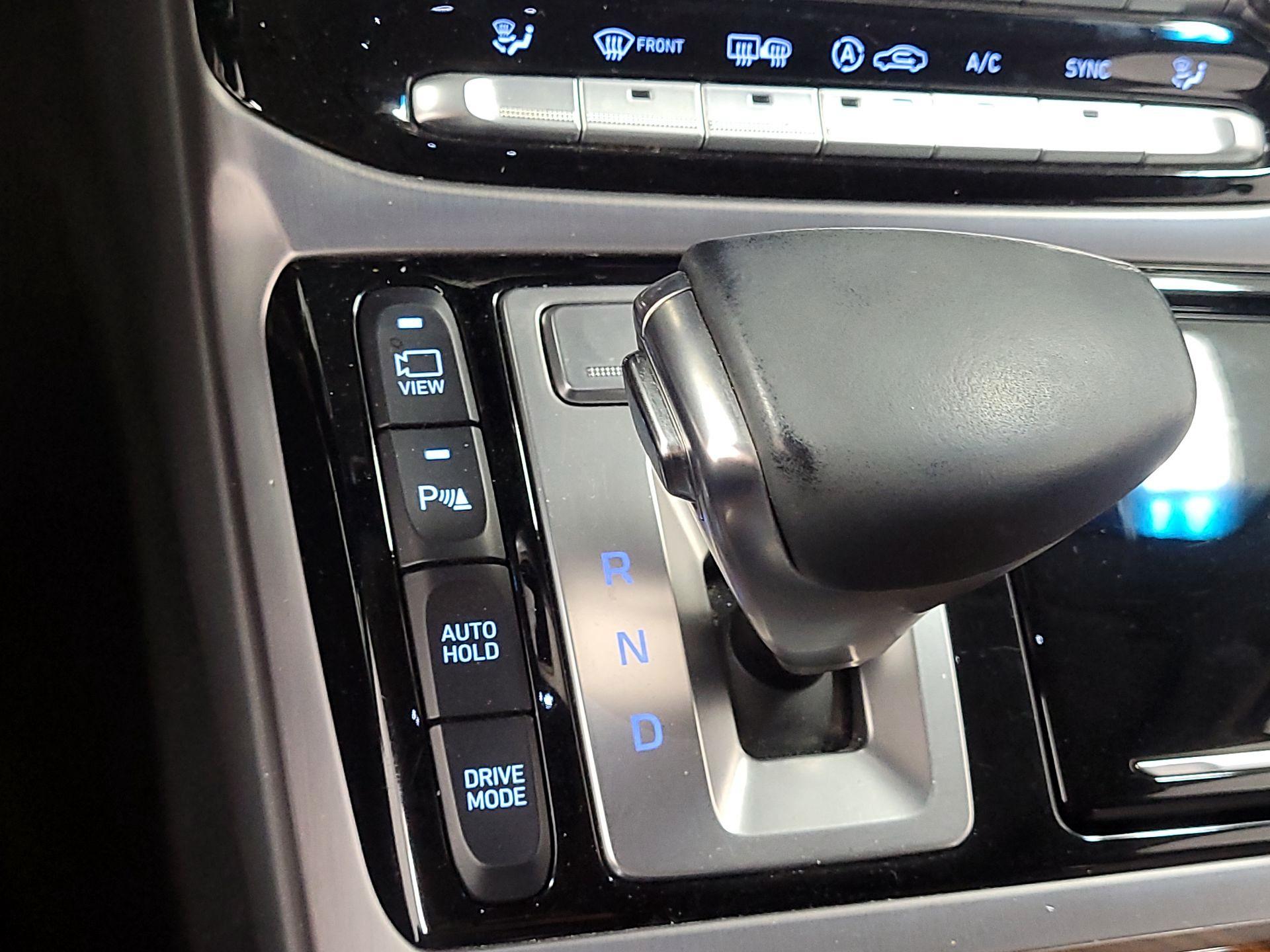 Thumbnail: 2019 Genesis G90 - 17