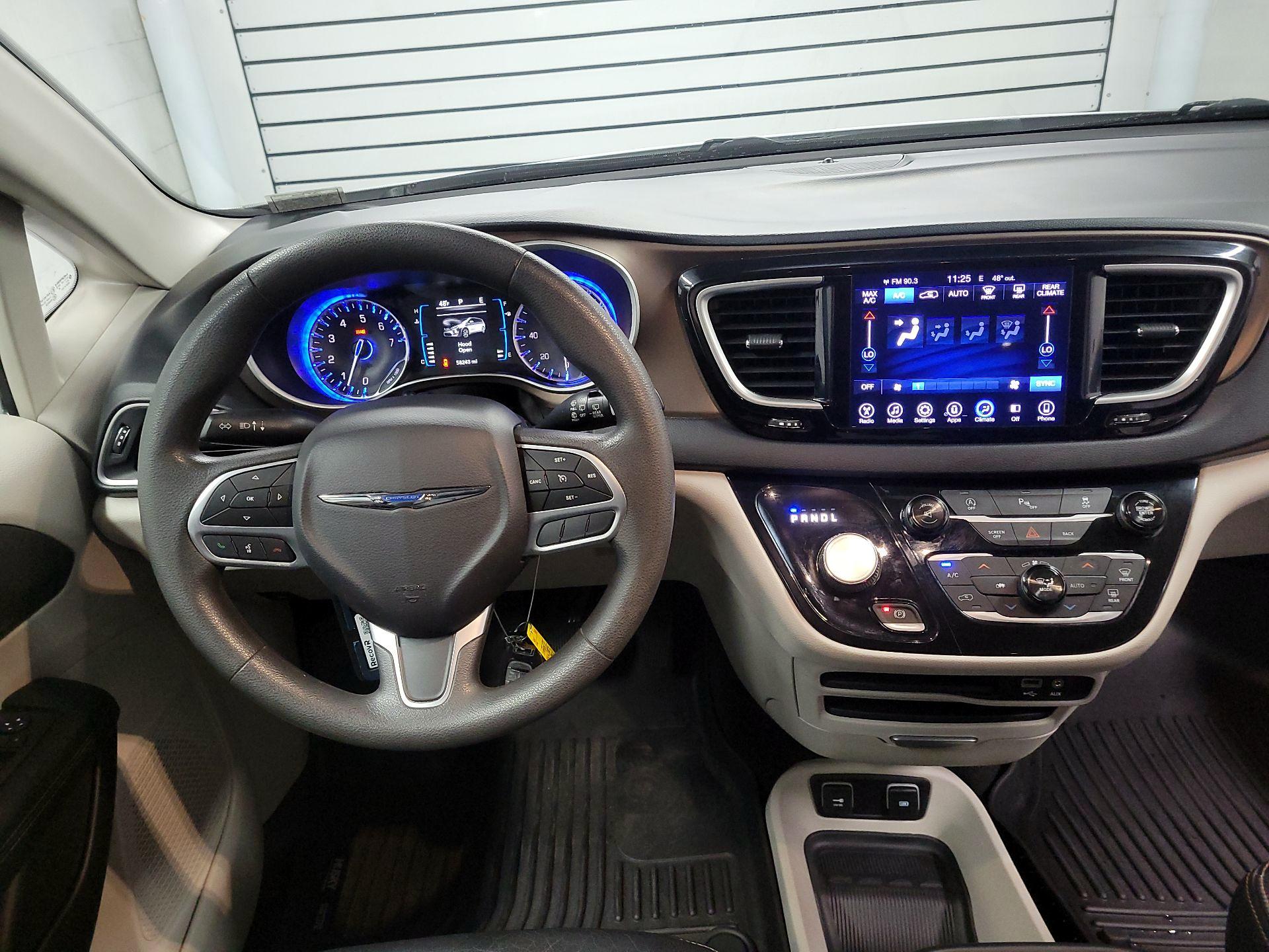 Thumbnail: 2017 Chrysler Pacifica - 9