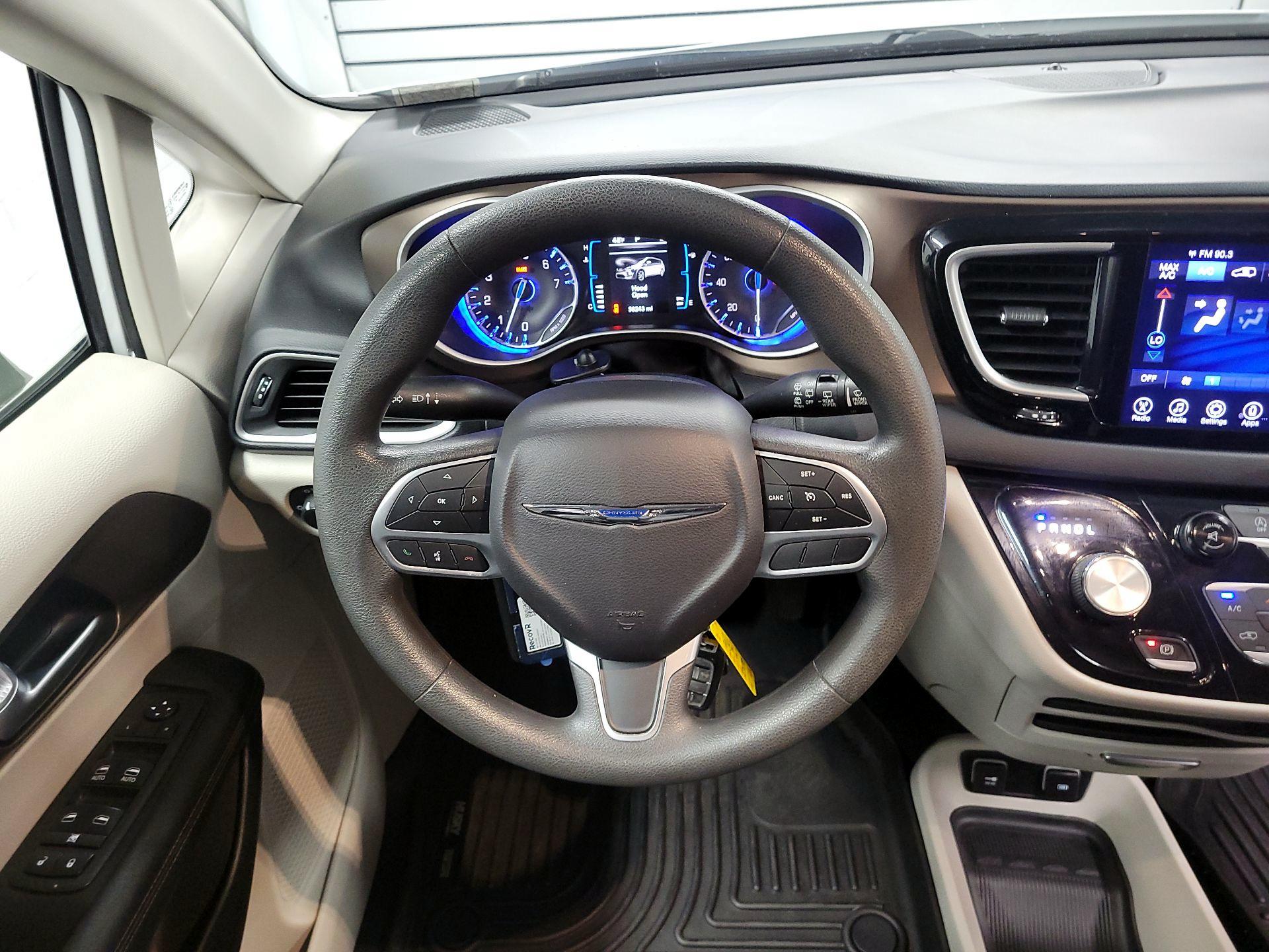 Thumbnail: 2017 Chrysler Pacifica - 10