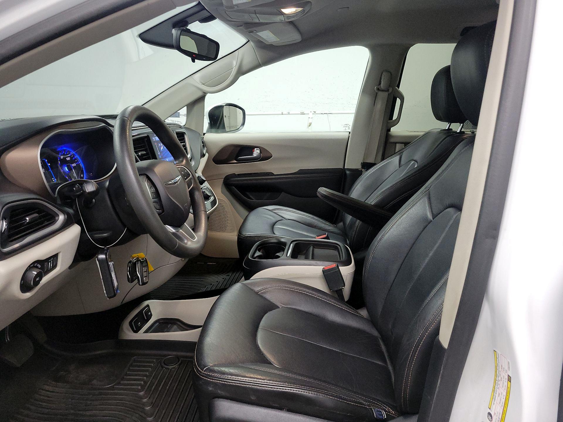 Thumbnail: 2017 Chrysler Pacifica - 11