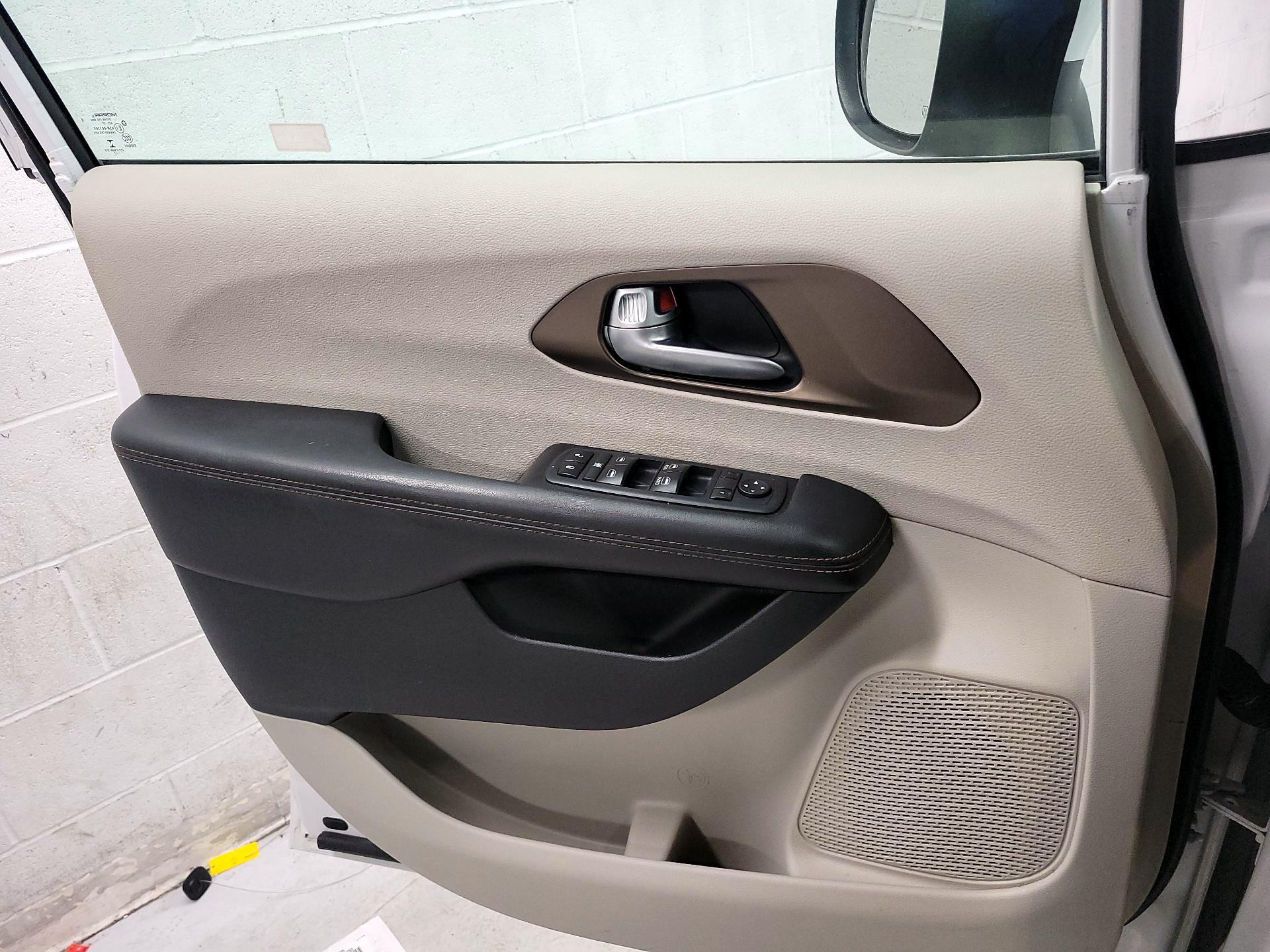 Thumbnail: 2017 Chrysler Pacifica - 12