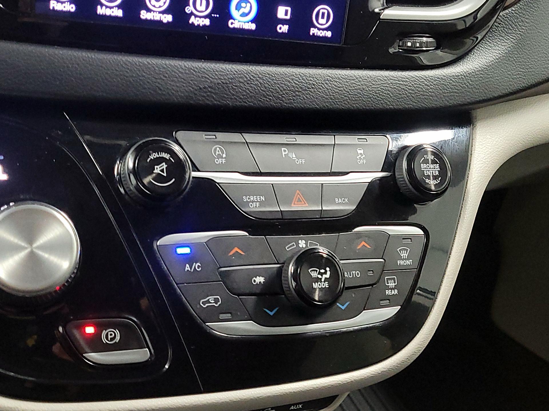 Thumbnail: 2017 Chrysler Pacifica - 15