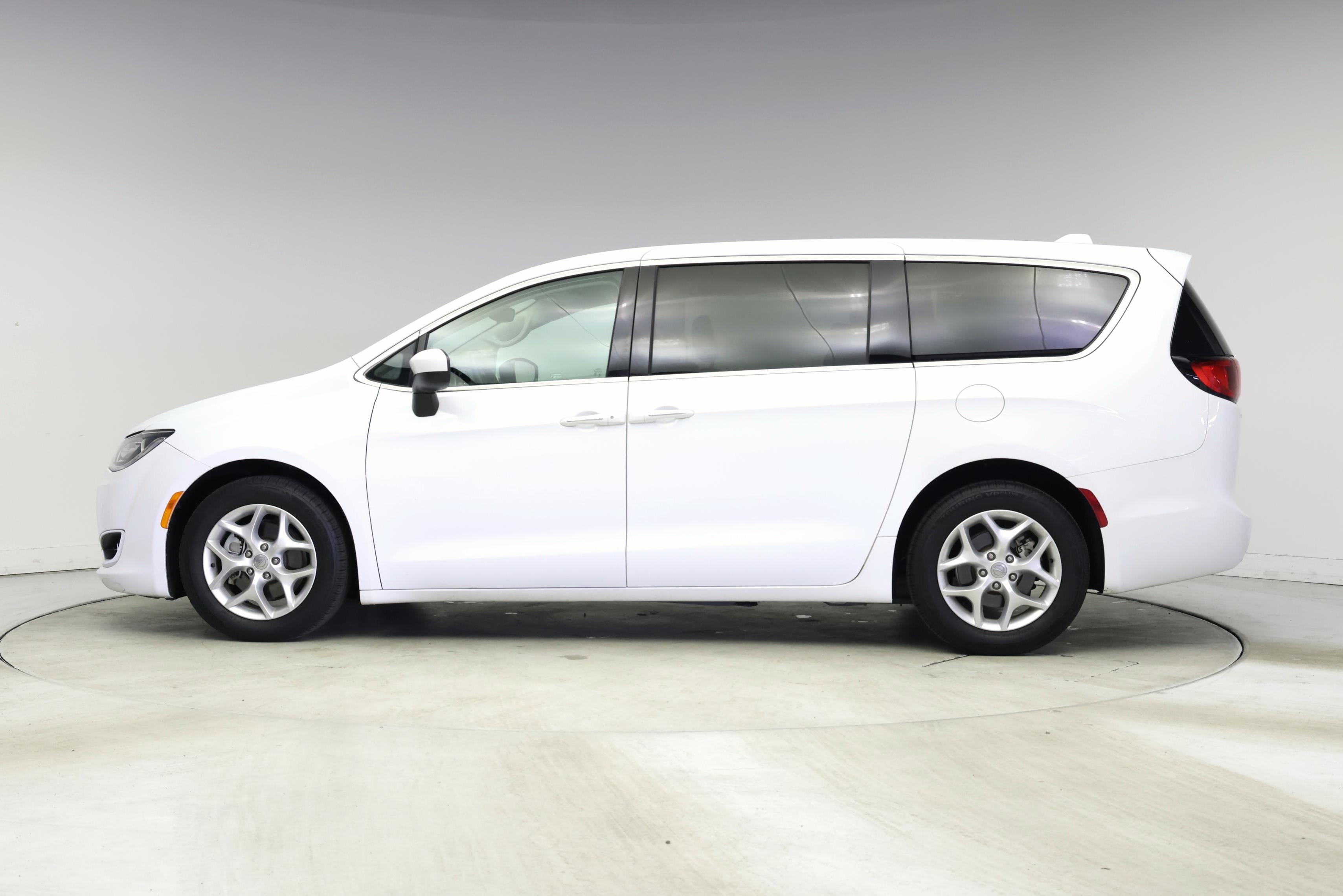 Thumbnail: 2017 Chrysler Pacifica - 3