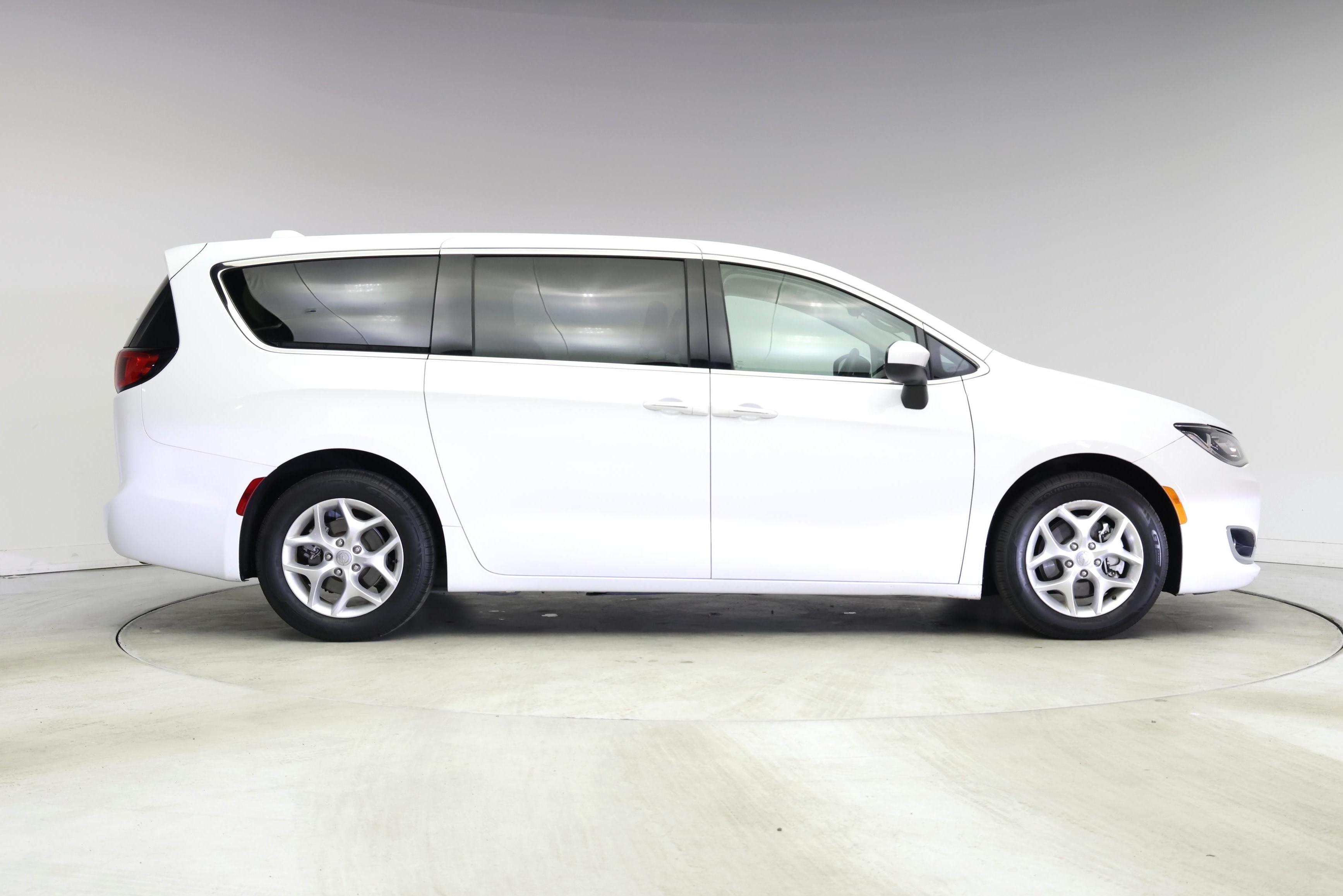Thumbnail: 2017 Chrysler Pacifica - 7