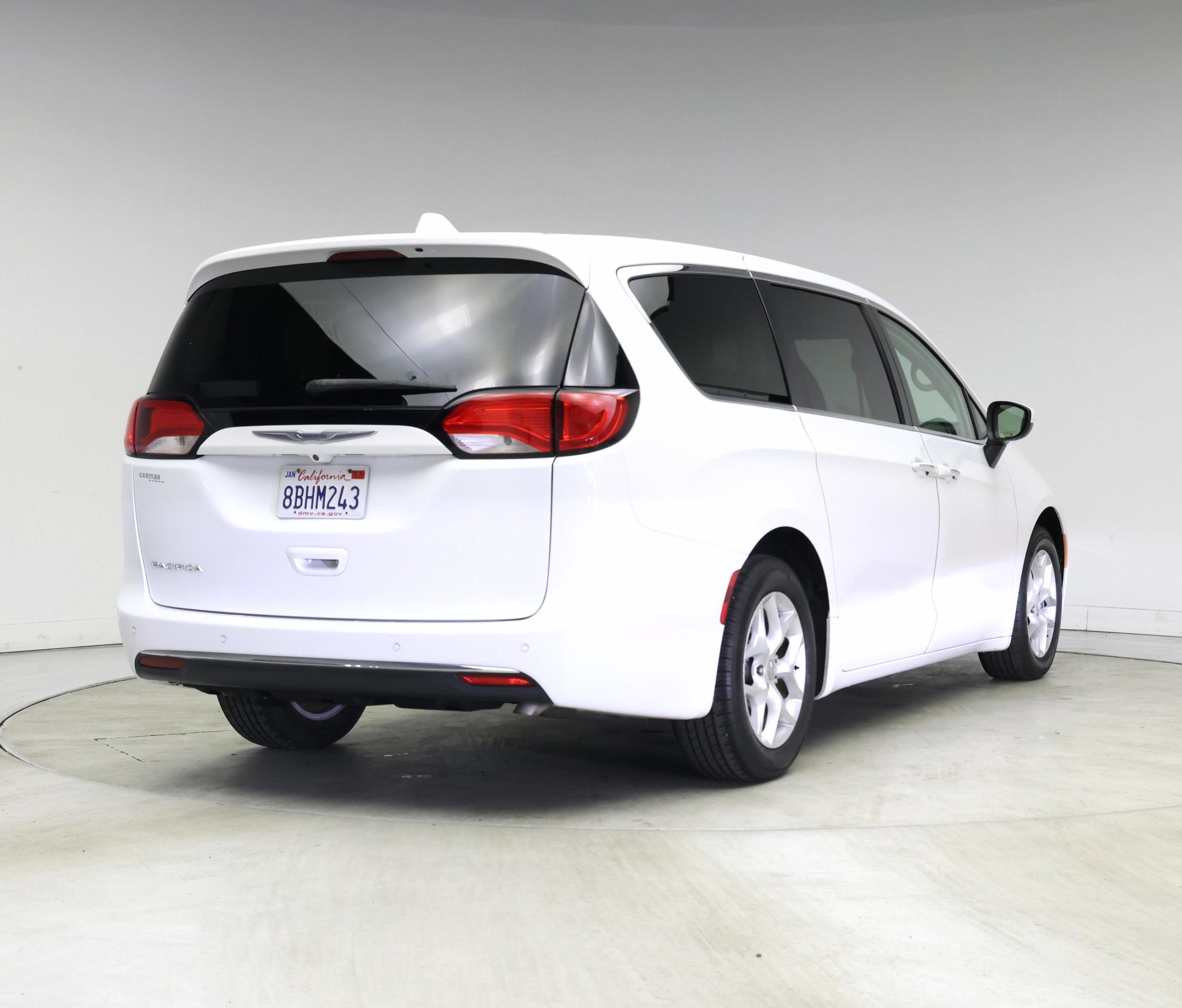 Thumbnail: 2017 Chrysler Pacifica - 8