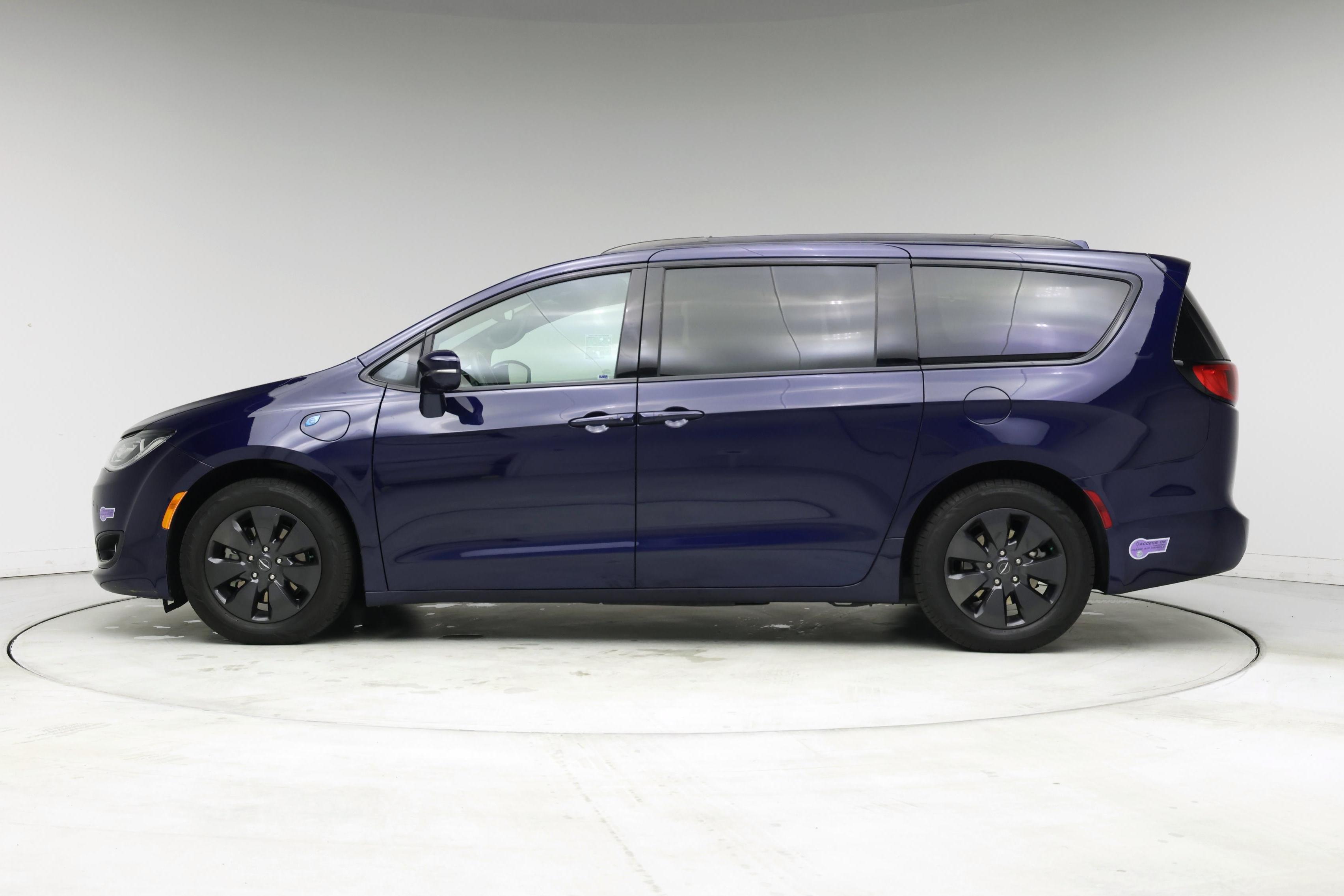 Thumbnail: 2019 Chrysler Pacifica - 3