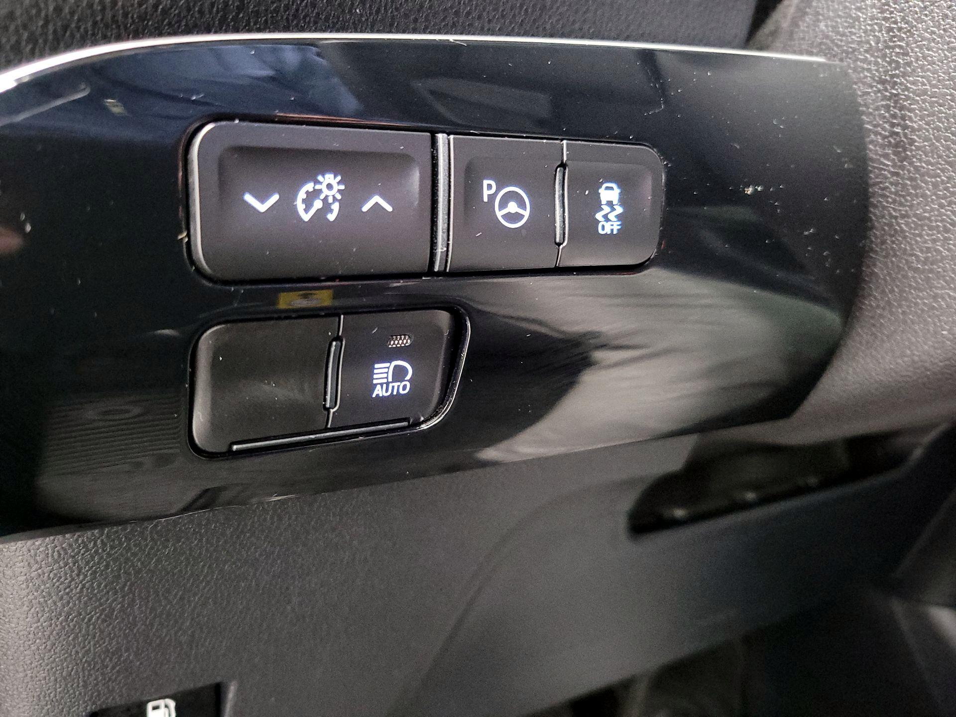 Thumbnail: 2020 Toyota Prius - 13