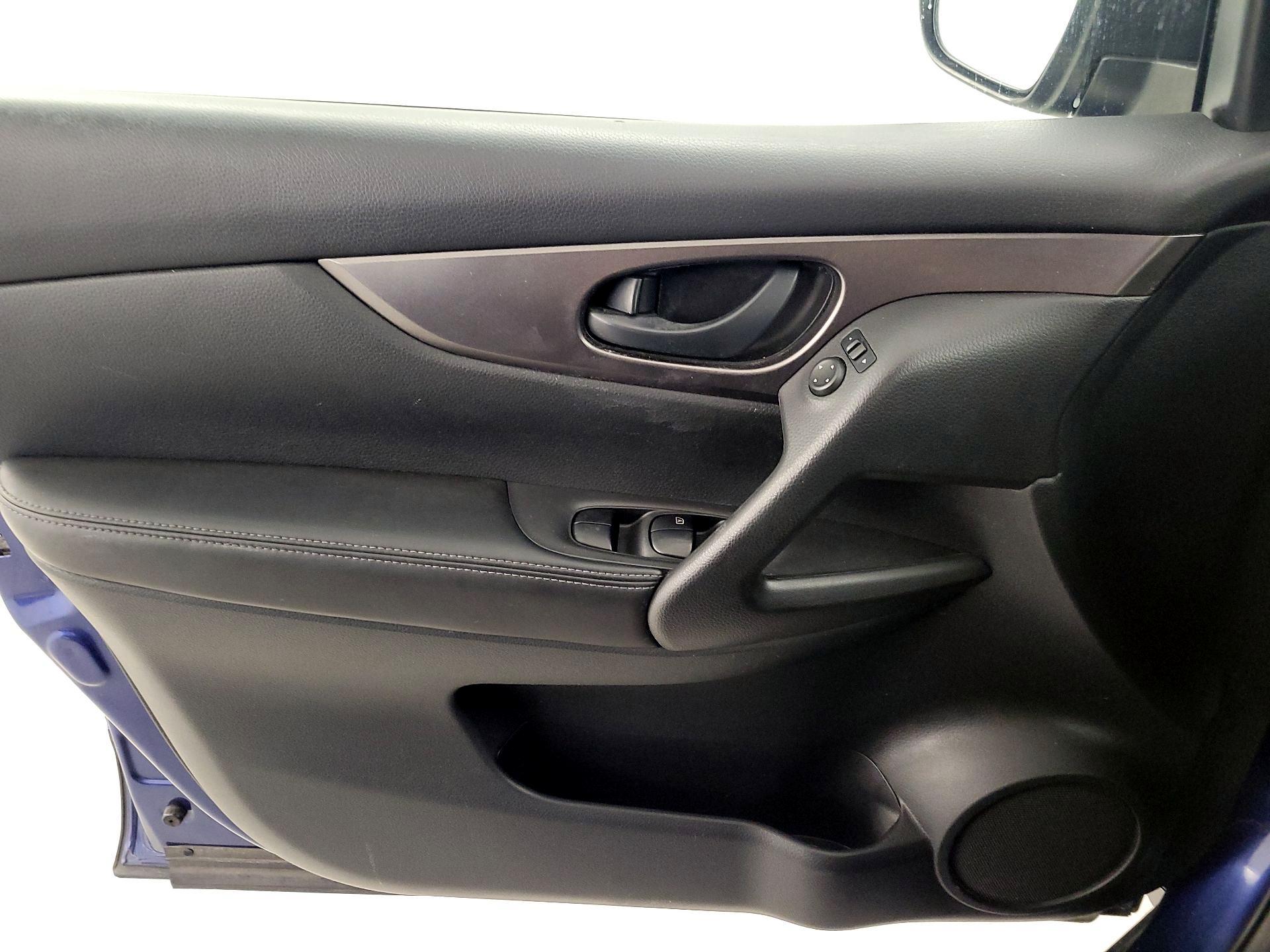 Thumbnail: 2018 Nissan Rogue Sport - 12