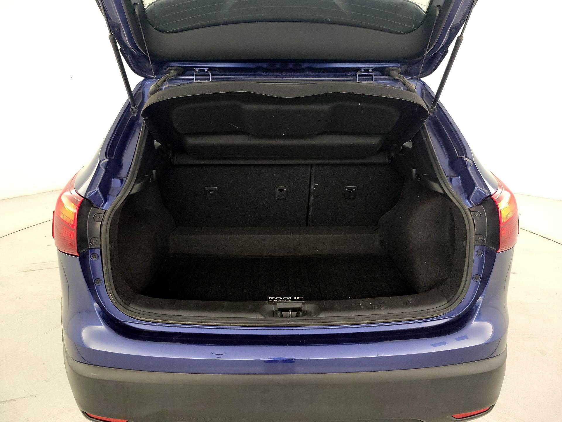 Thumbnail: 2018 Nissan Rogue Sport - 20