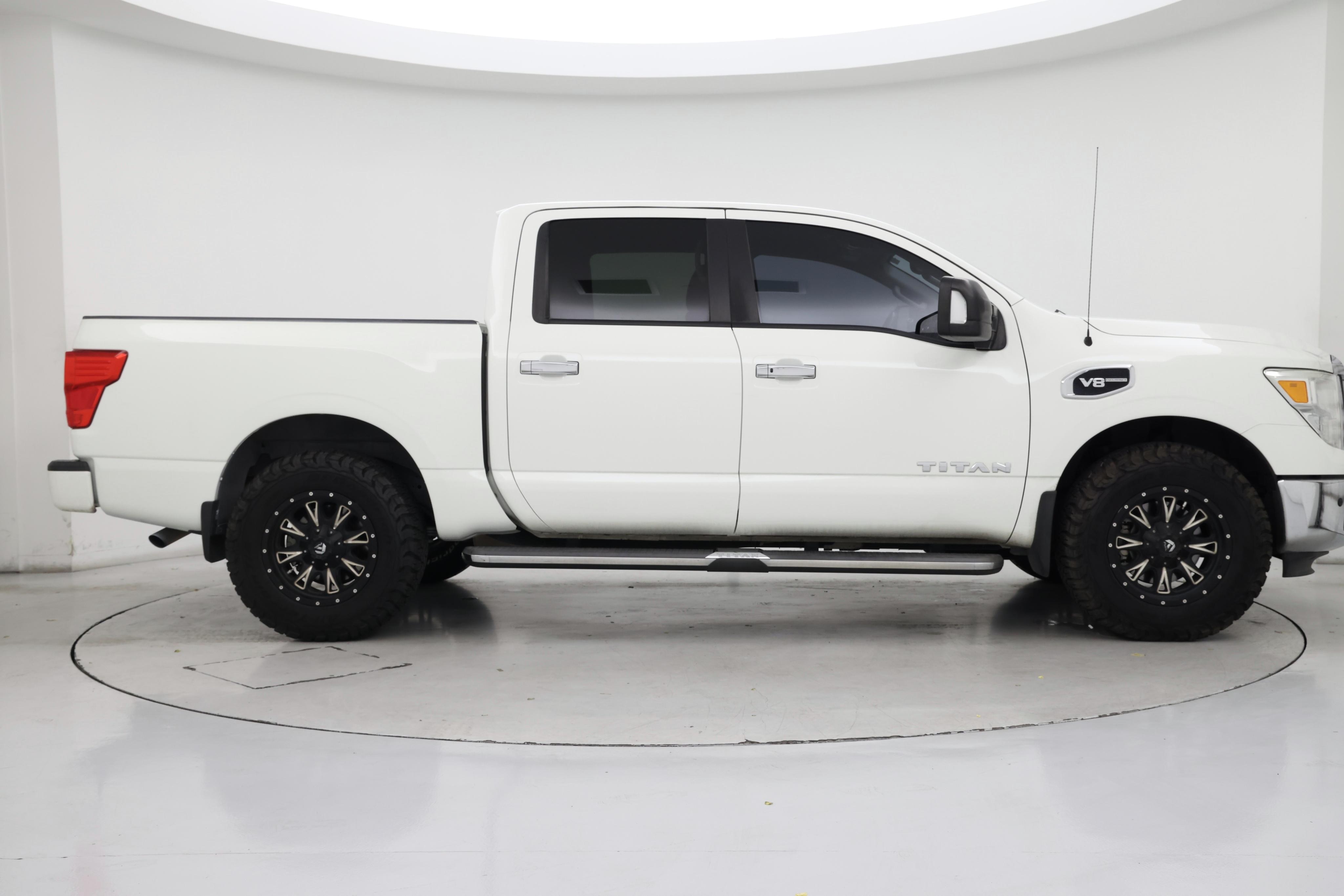 Thumbnail: 2017 Nissan Titan - 7