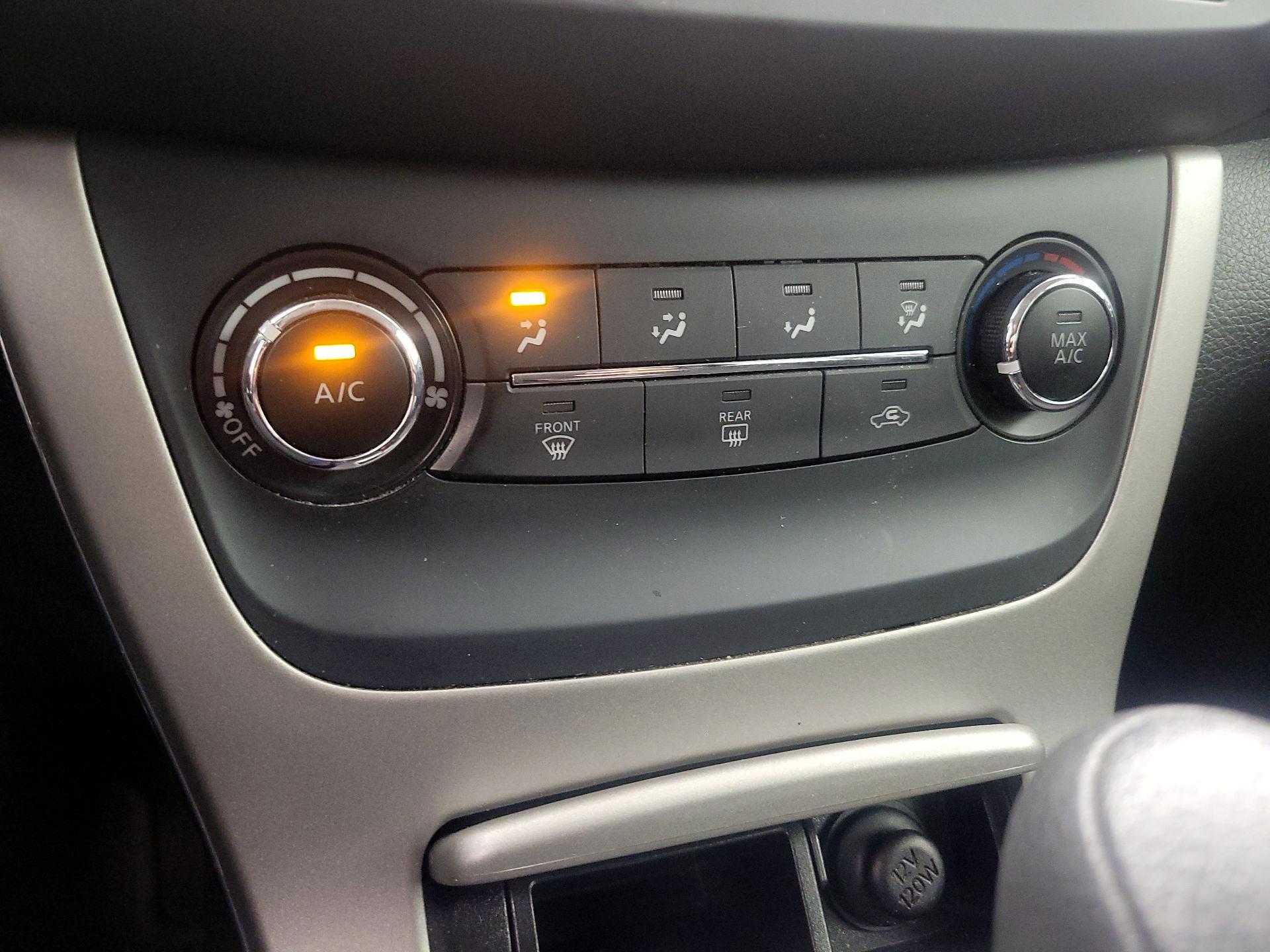 Thumbnail: 2015 Nissan Sentra - 15