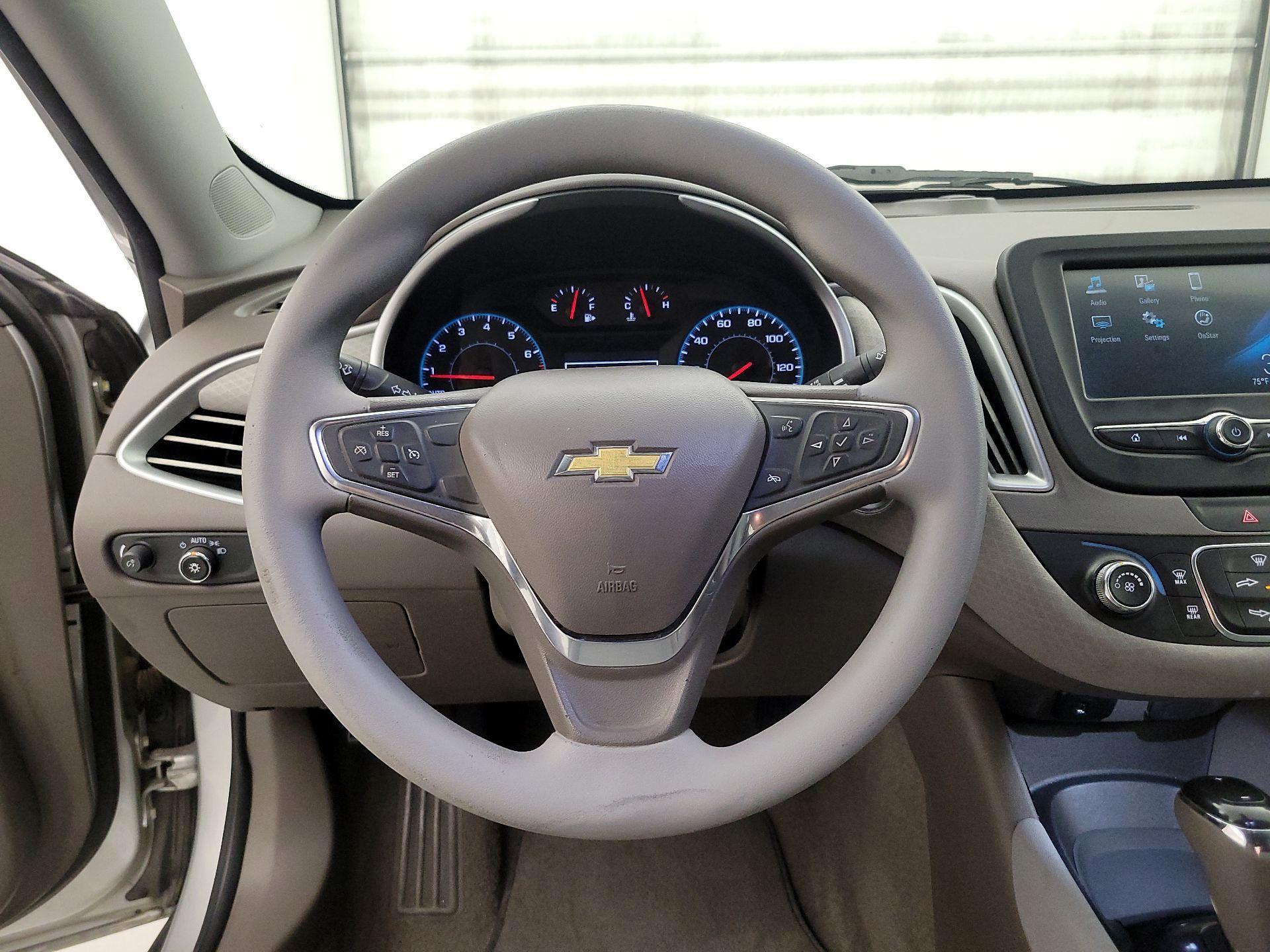 Thumbnail: 2017 Chevrolet Malibu - 10