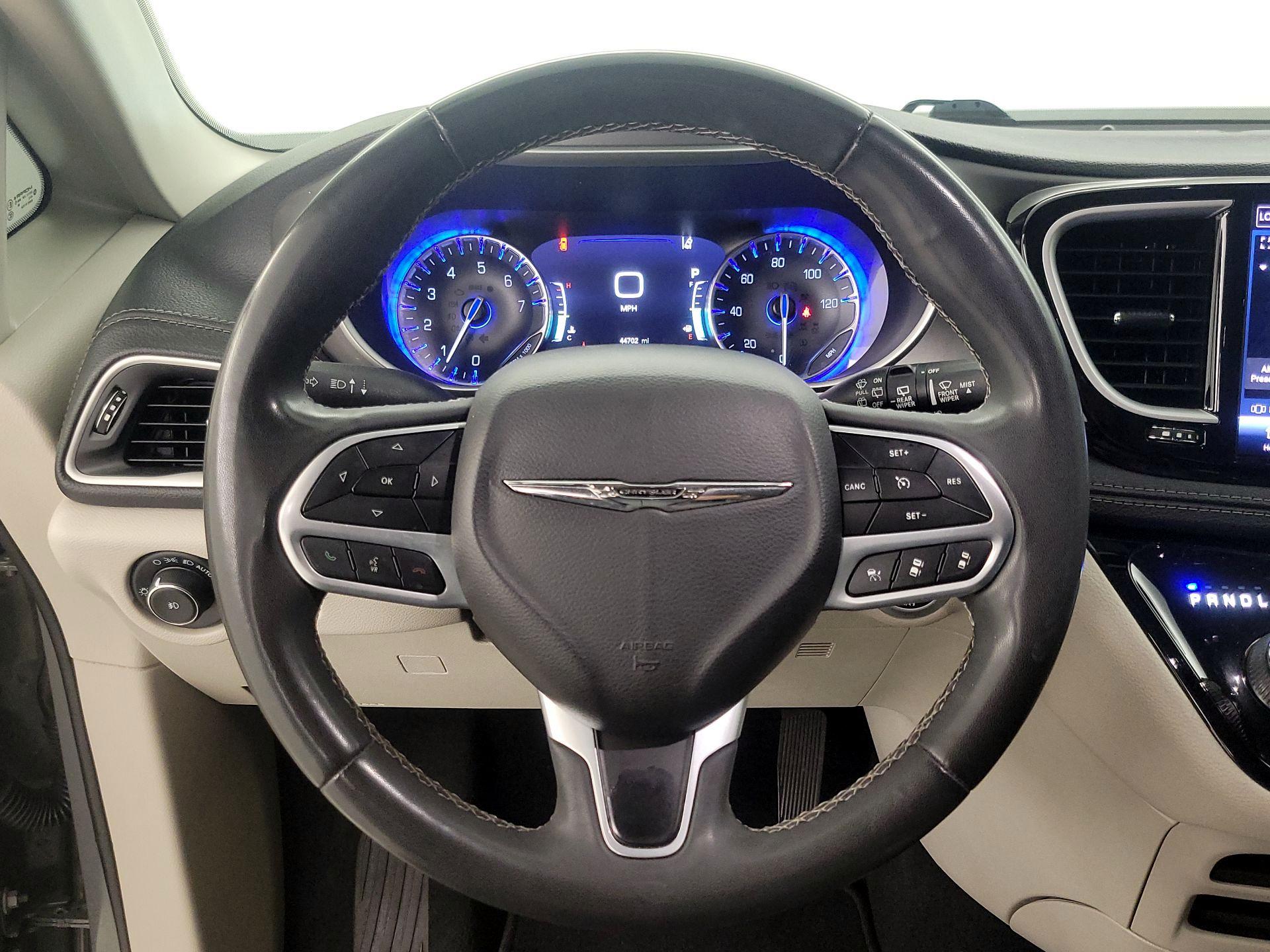 Thumbnail: 2022 Chrysler Pacifica - 10