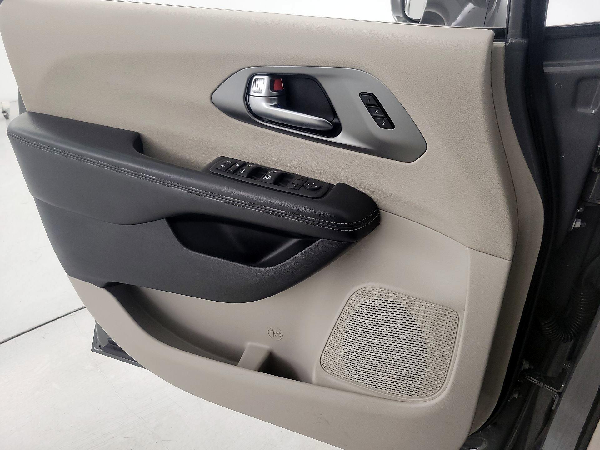 Thumbnail: 2022 Chrysler Pacifica - 12