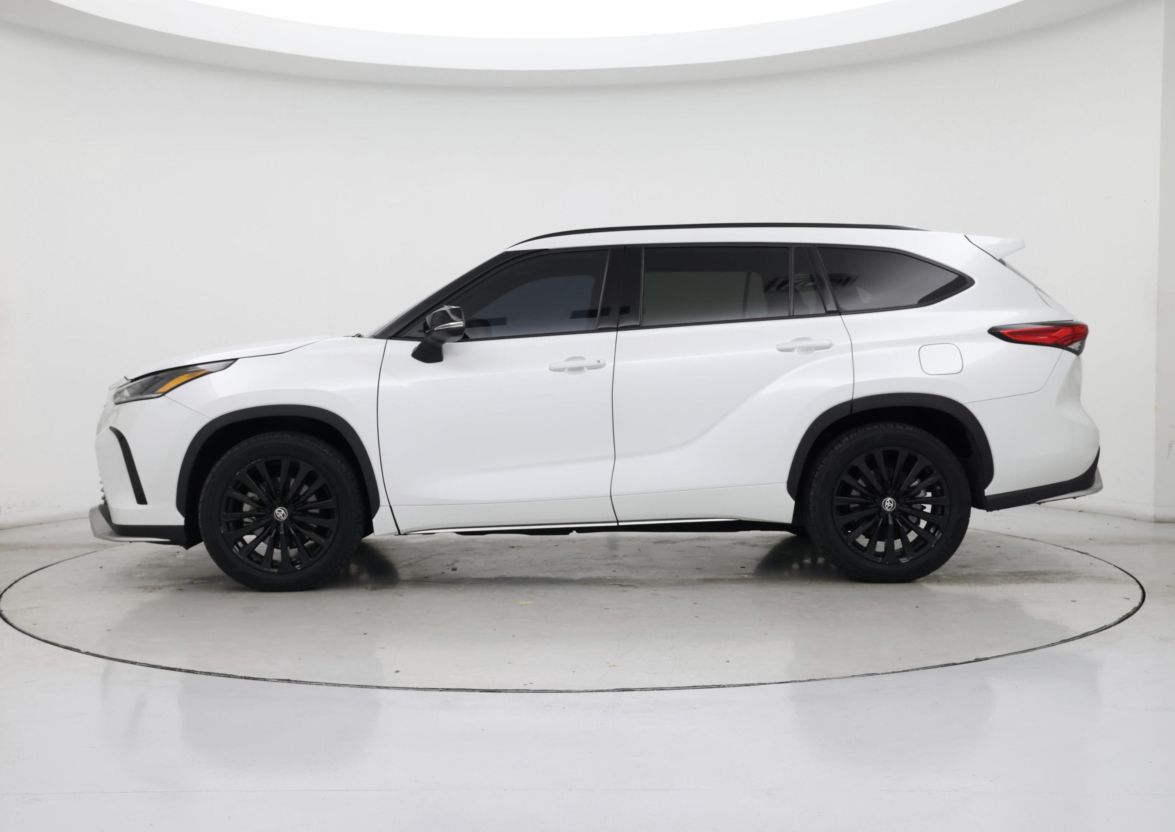 Thumbnail: 2023 Toyota Highlander - 3