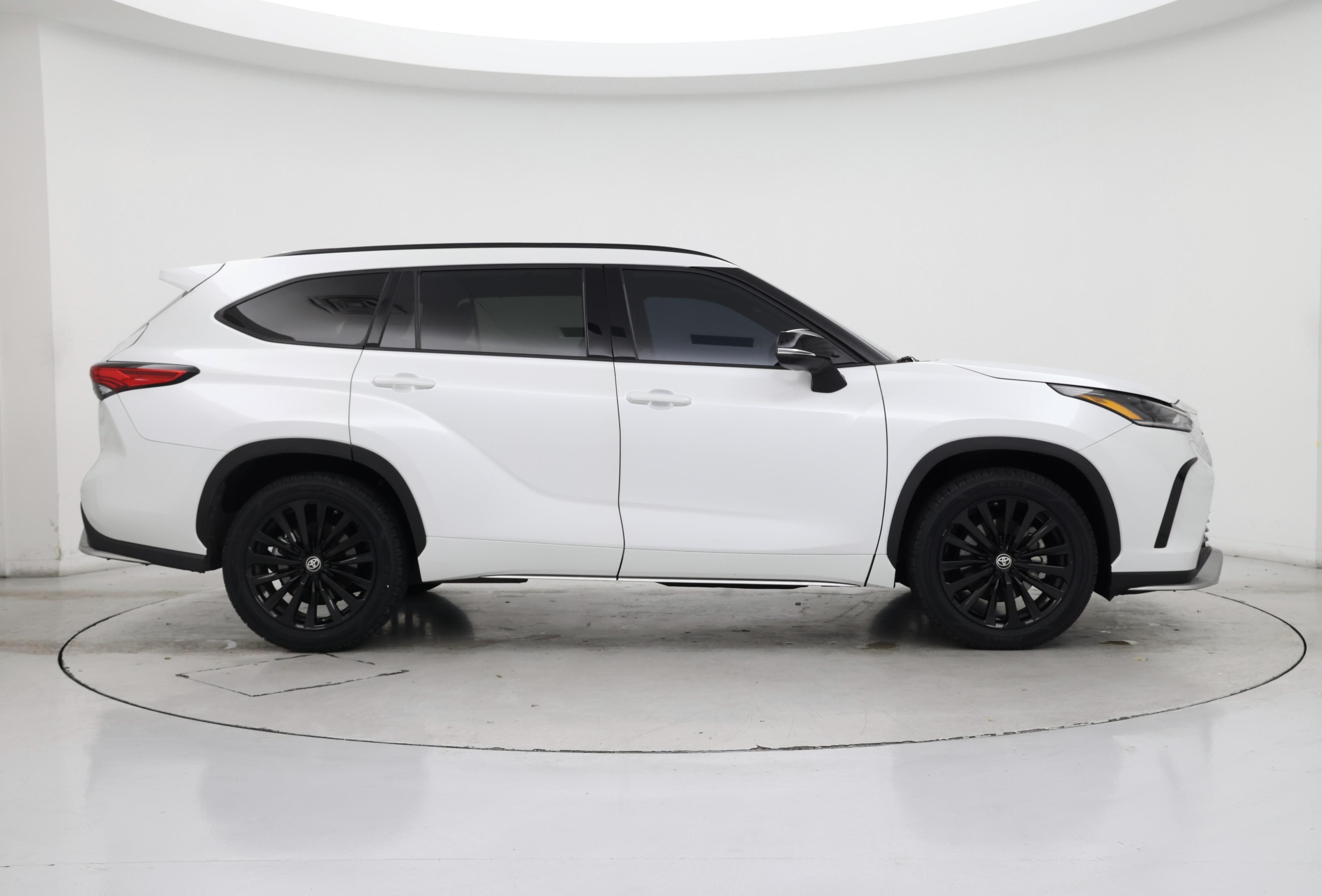 Thumbnail: 2023 Toyota Highlander - 7