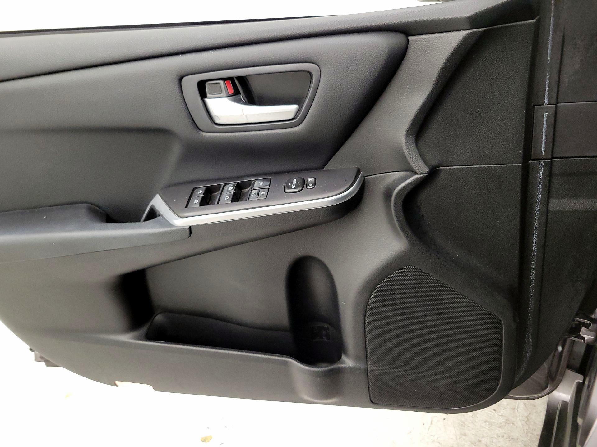 Thumbnail: 2016 Toyota Camry - 12