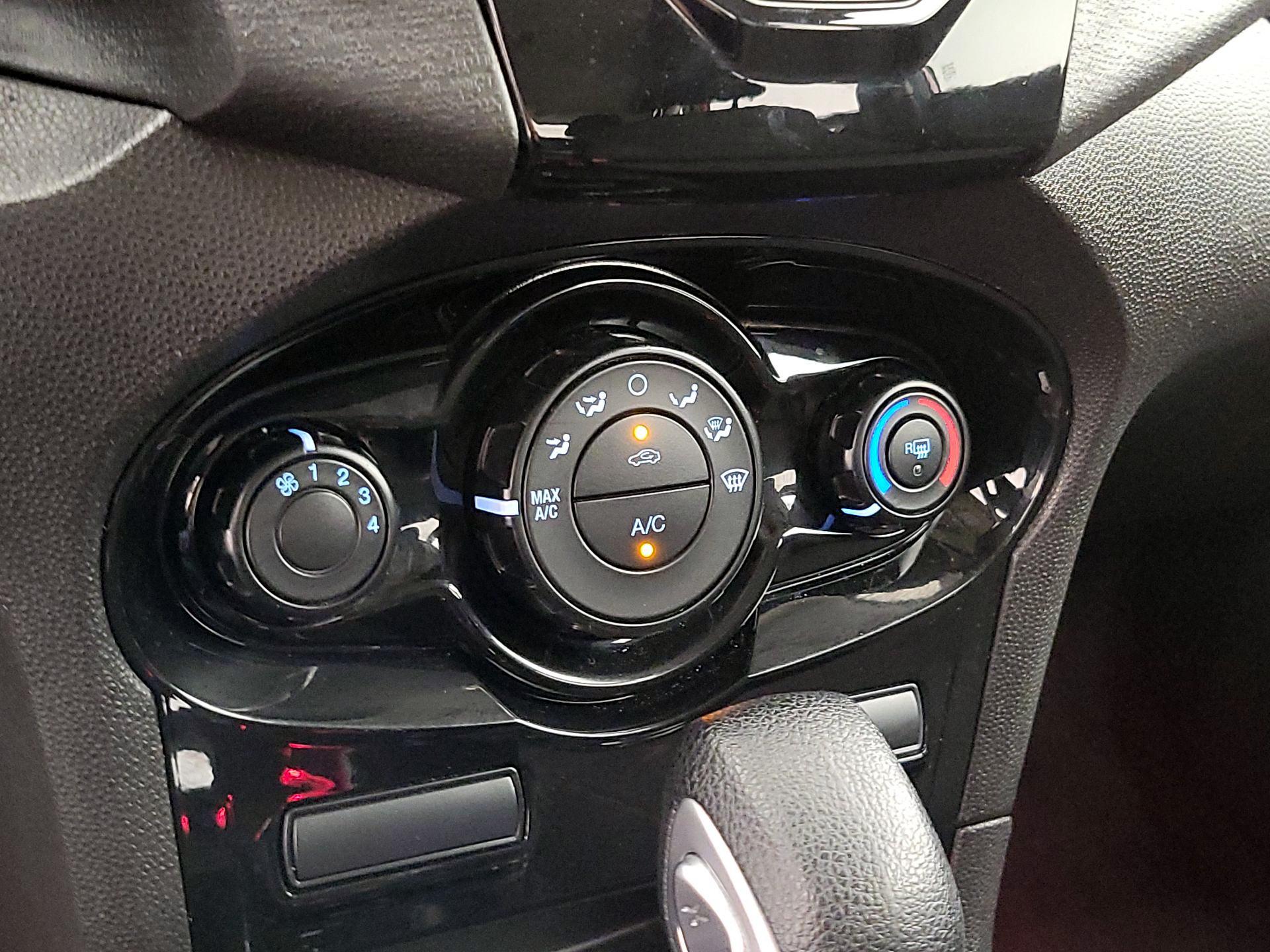 Thumbnail: 2015 Ford Fiesta - 15