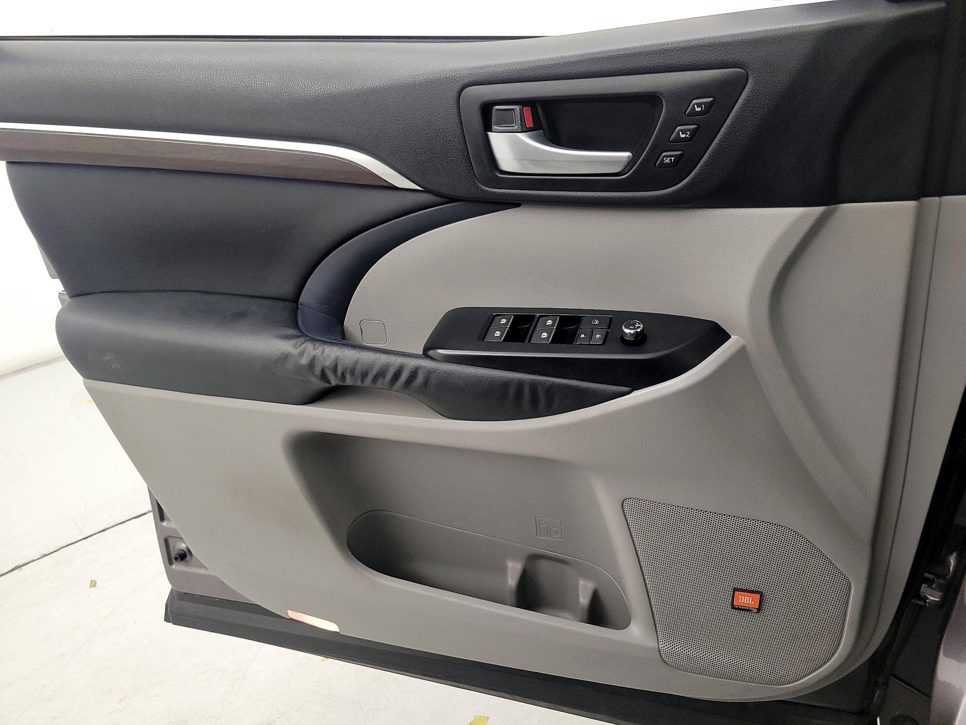 Thumbnail: 2015 Toyota Highlander - 12