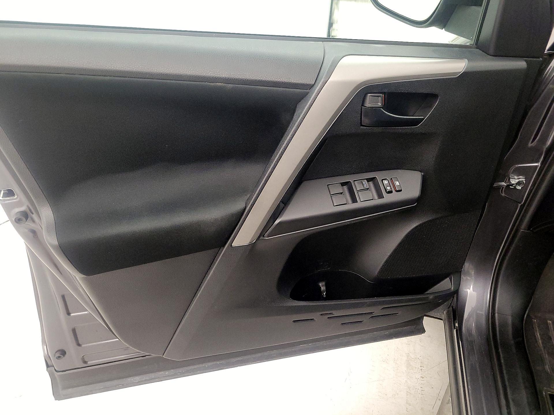 Thumbnail: 2016 Toyota RAV4 - 12