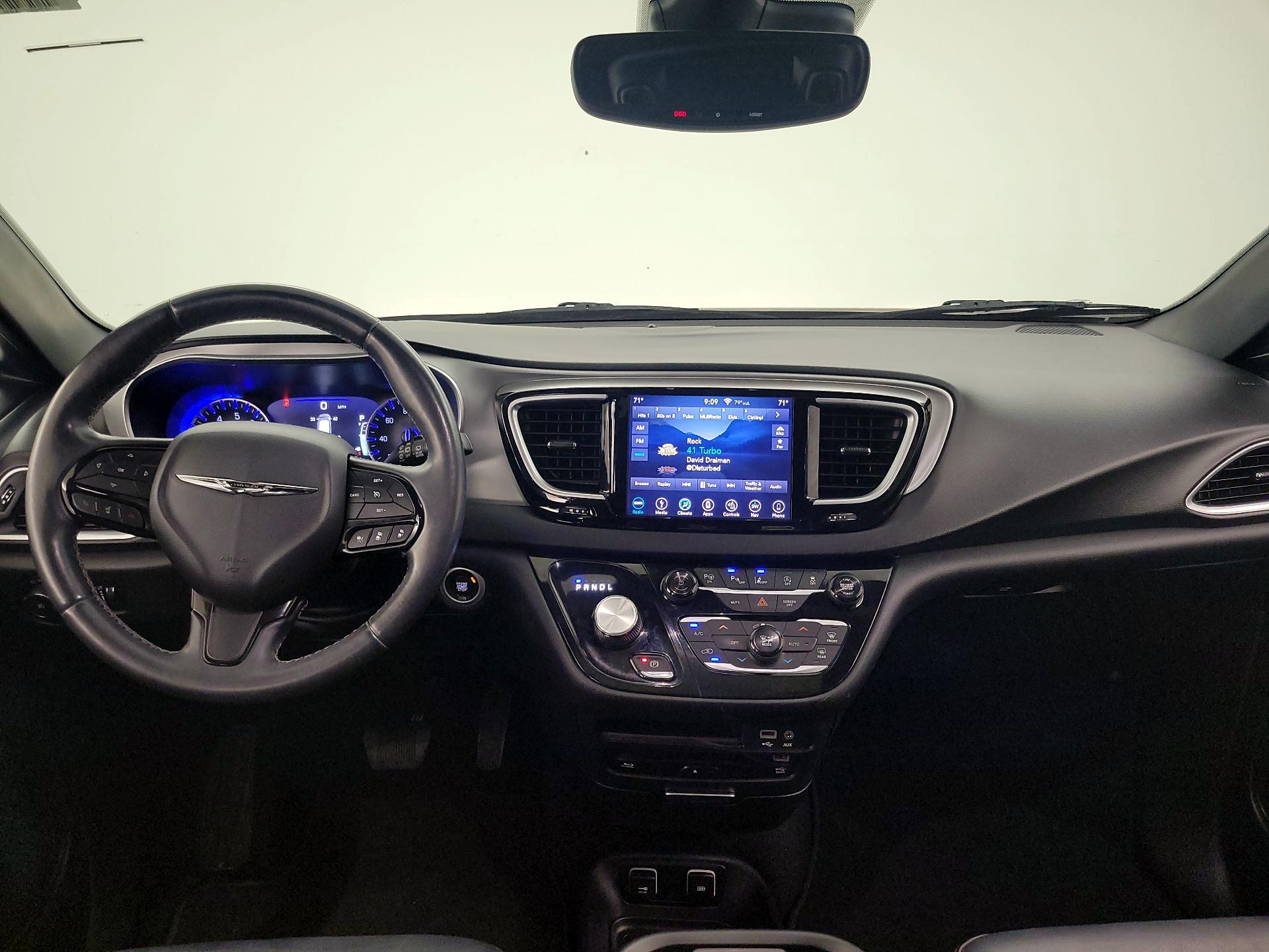 Thumbnail: 2018 Chrysler Pacifica - 9