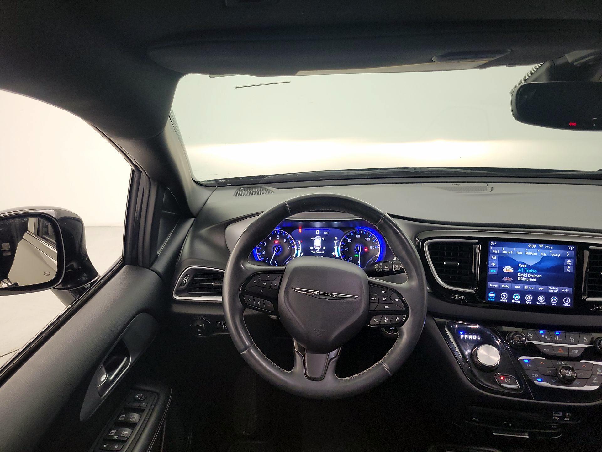 Thumbnail: 2018 Chrysler Pacifica - 10