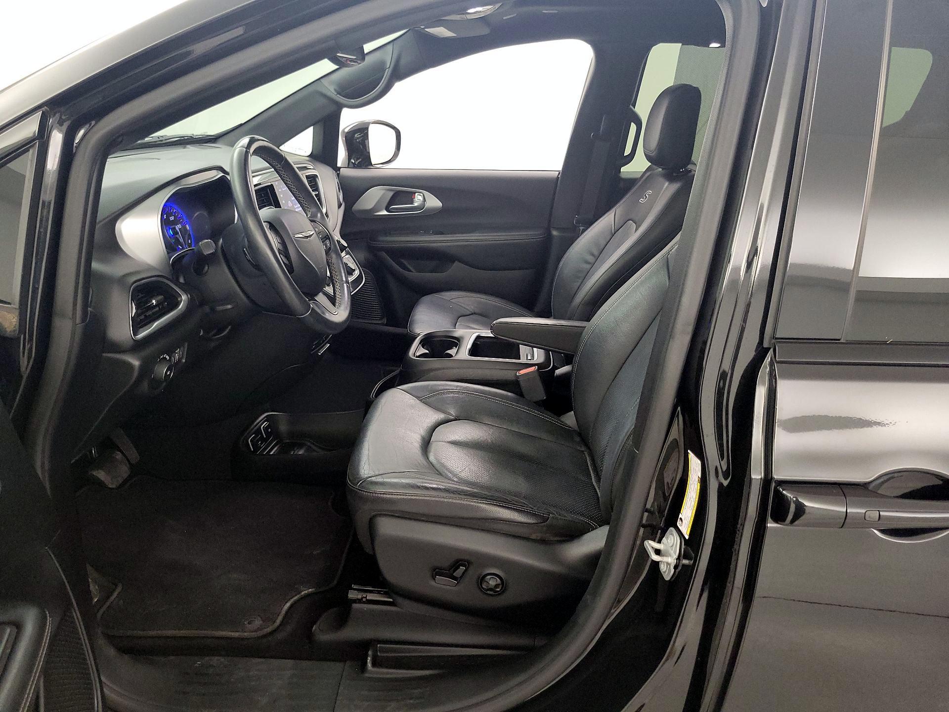 Thumbnail: 2018 Chrysler Pacifica - 11