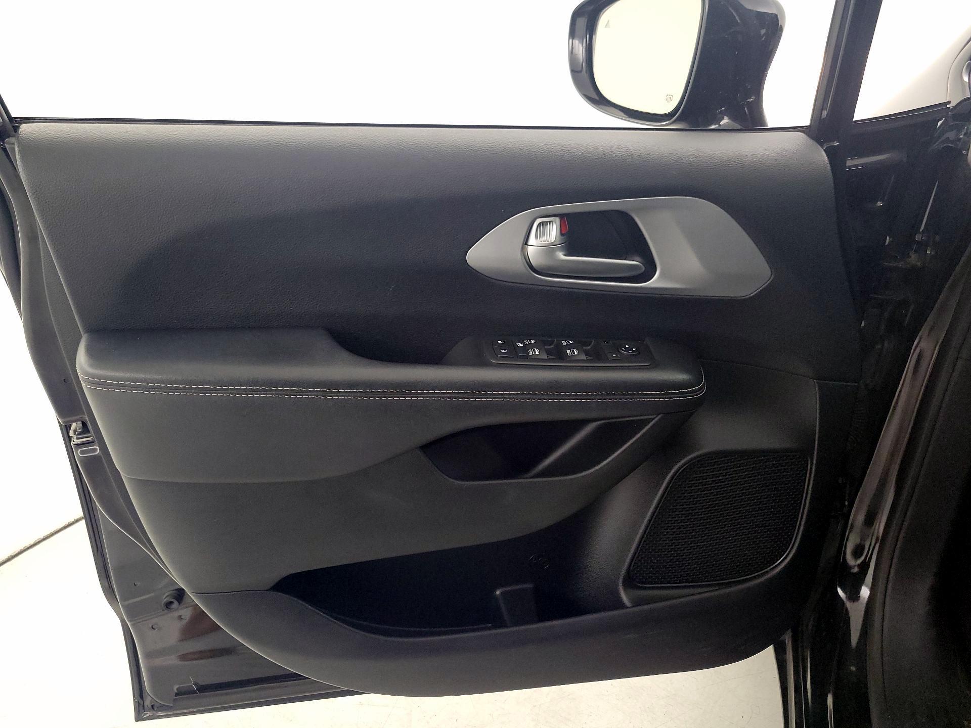 Thumbnail: 2018 Chrysler Pacifica - 12