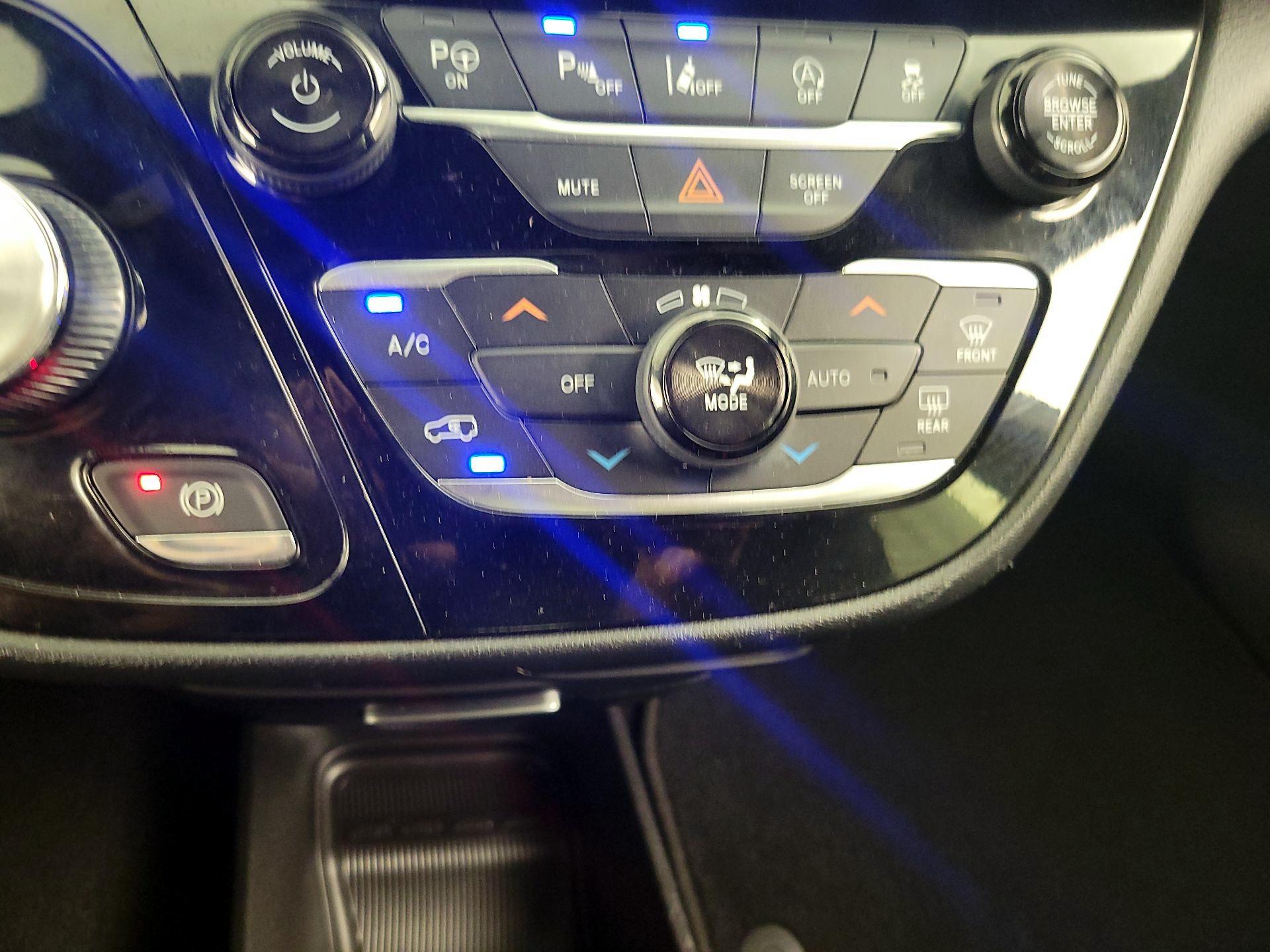 Thumbnail: 2018 Chrysler Pacifica - 17