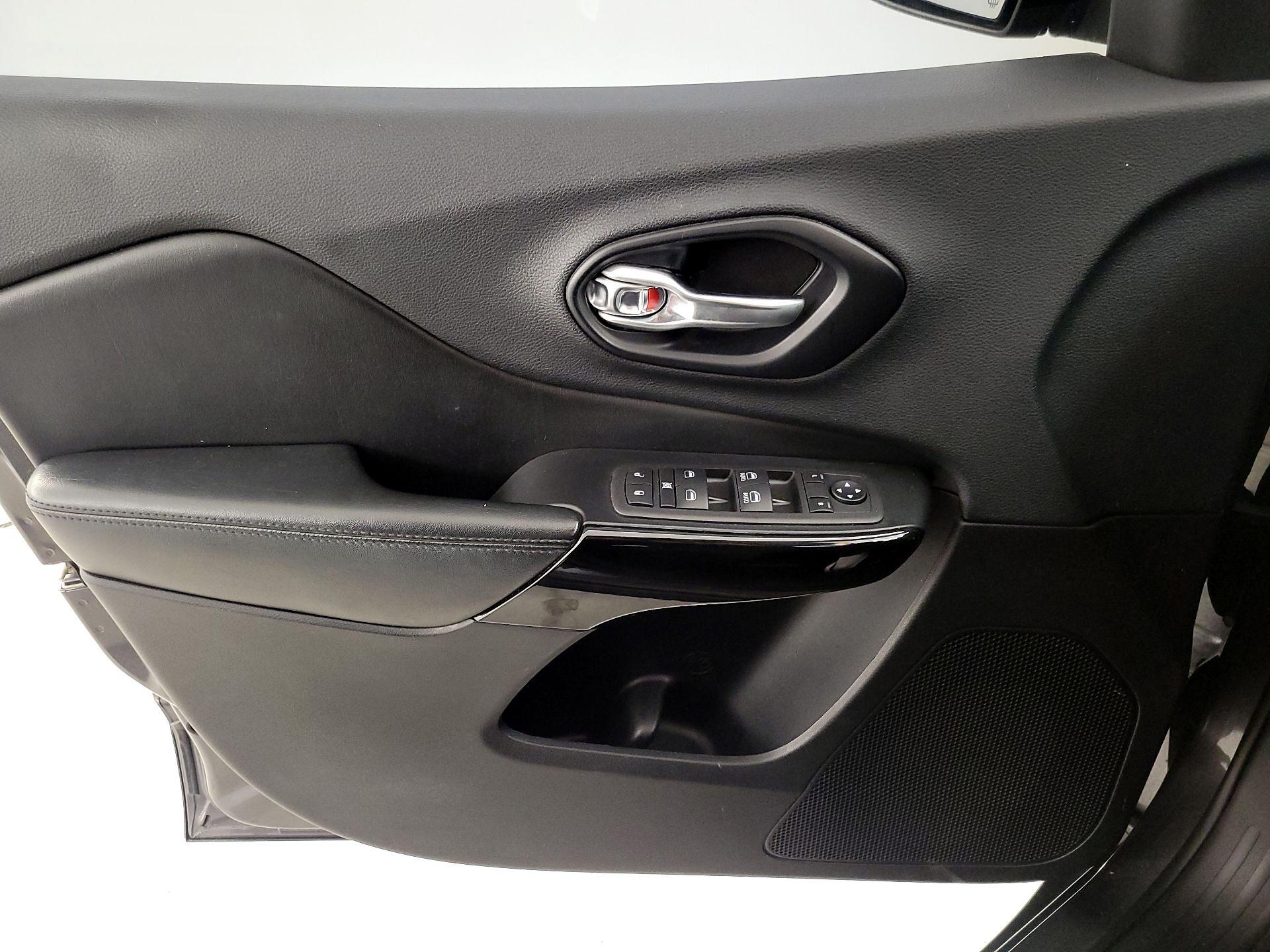 Thumbnail: 2019 Jeep Cherokee - 12