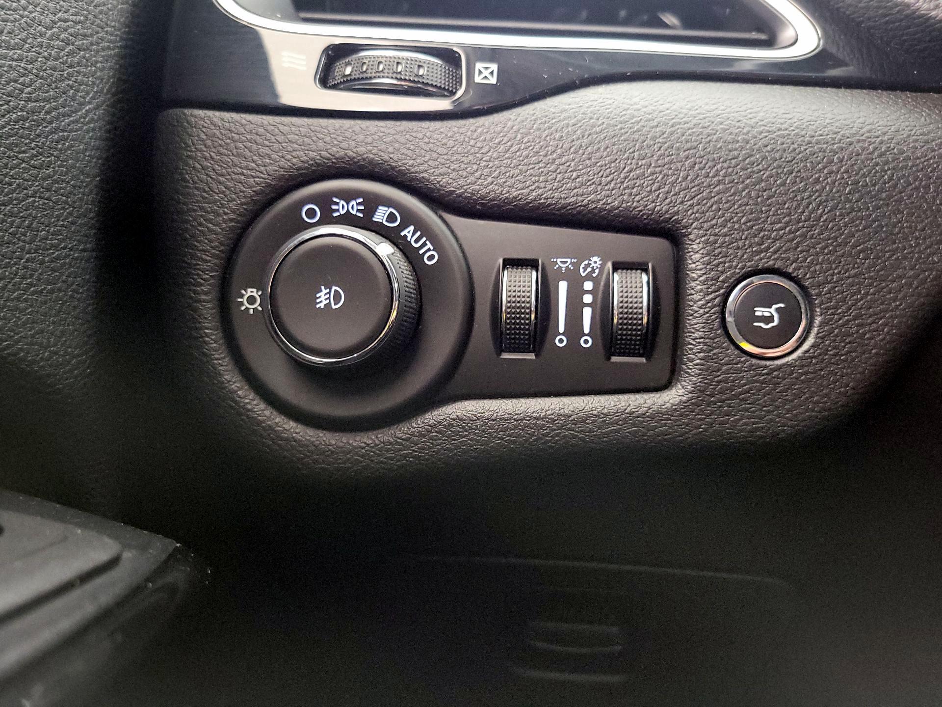 Thumbnail: 2019 Jeep Cherokee - 13