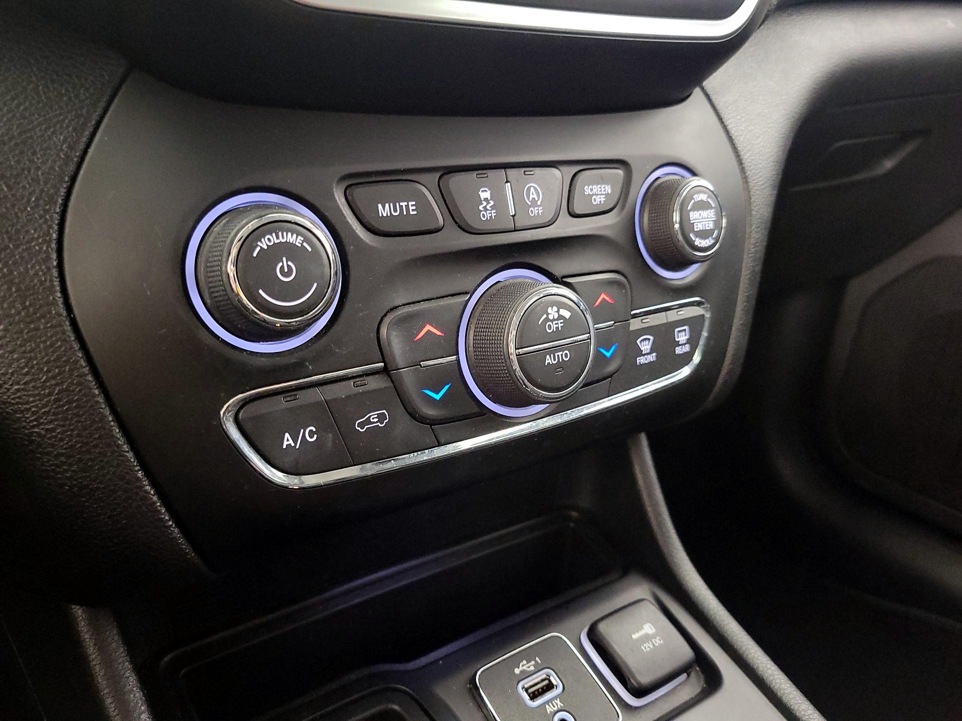 Thumbnail: 2019 Jeep Cherokee - 16