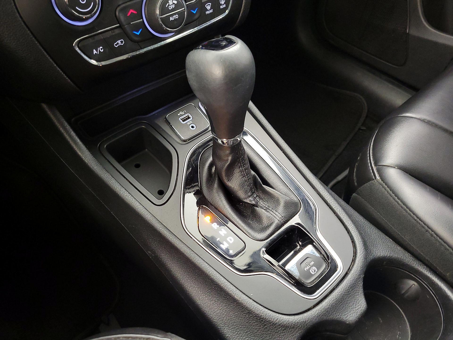 Thumbnail: 2019 Jeep Cherokee - 17