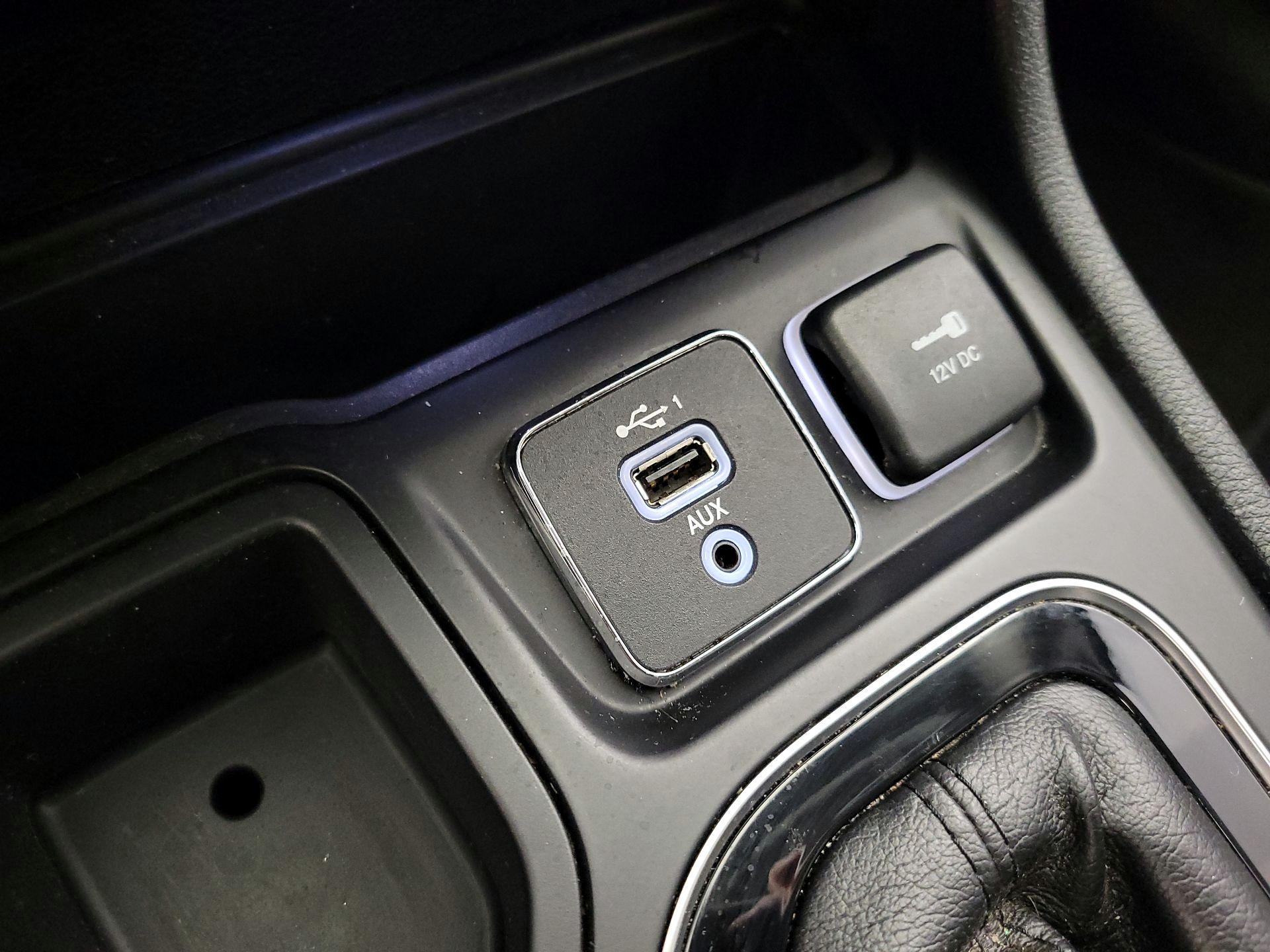 Thumbnail: 2019 Jeep Cherokee - 18