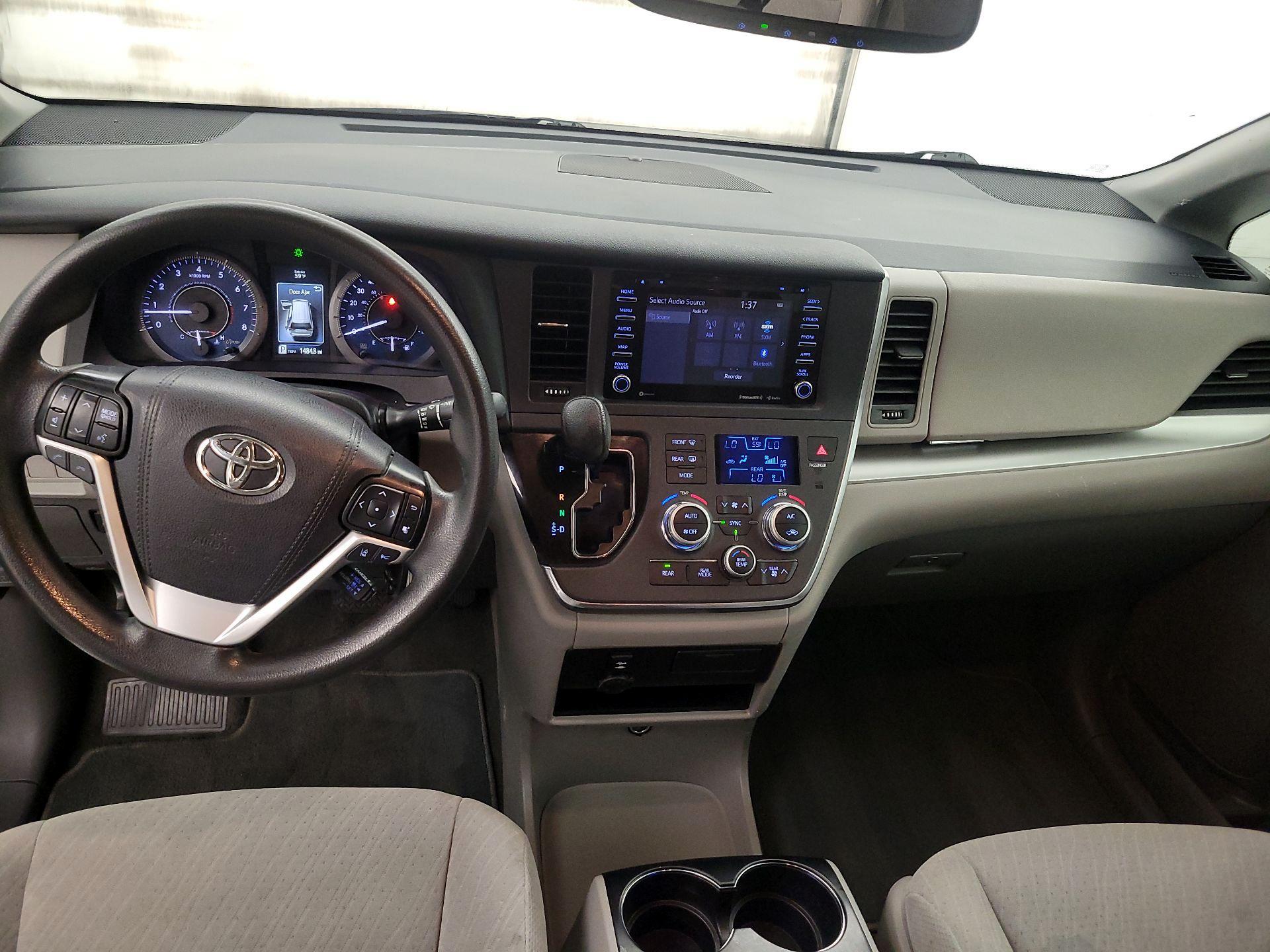Thumbnail: 2019 Toyota Sienna - 9