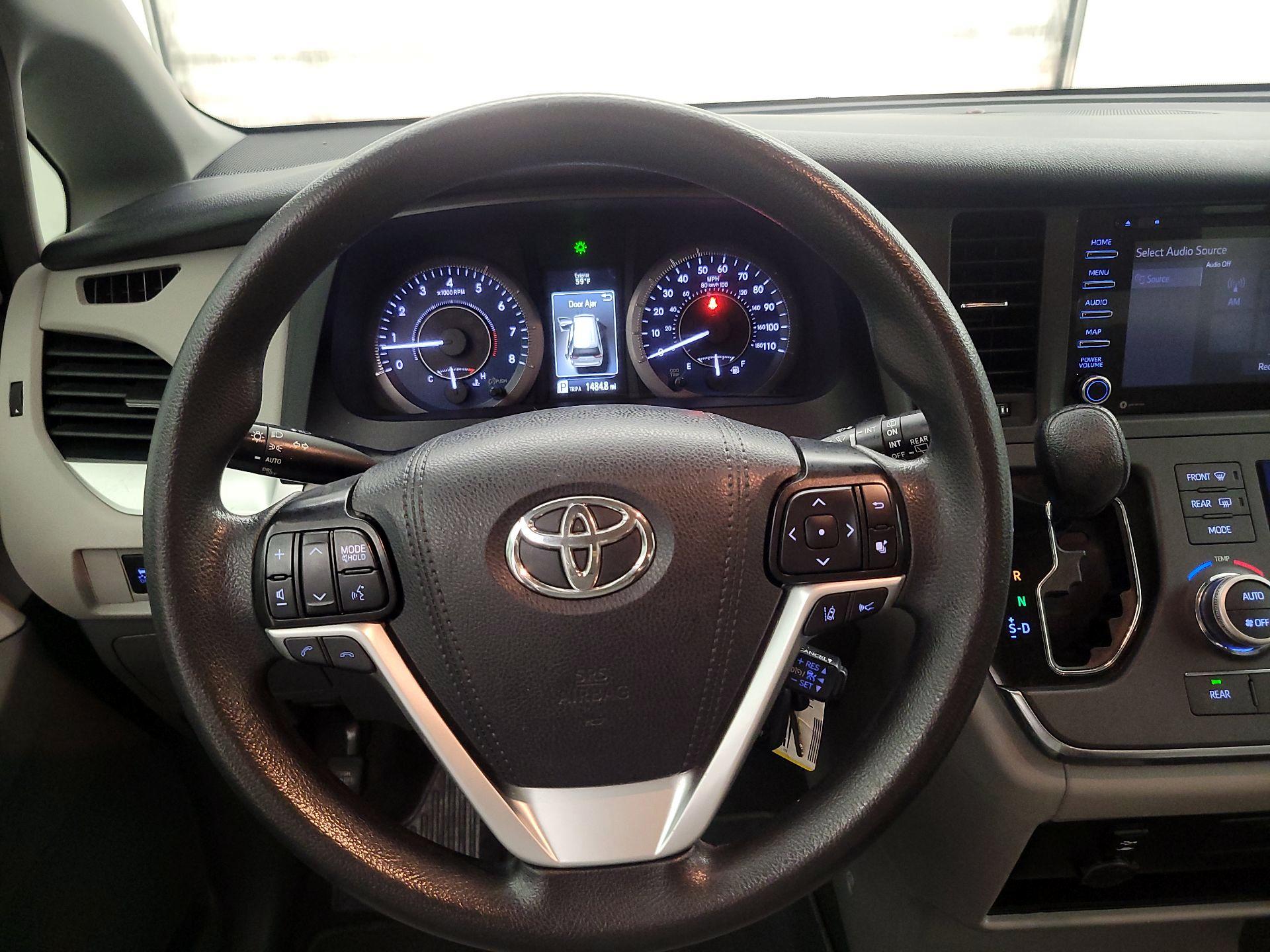 Thumbnail: 2019 Toyota Sienna - 10