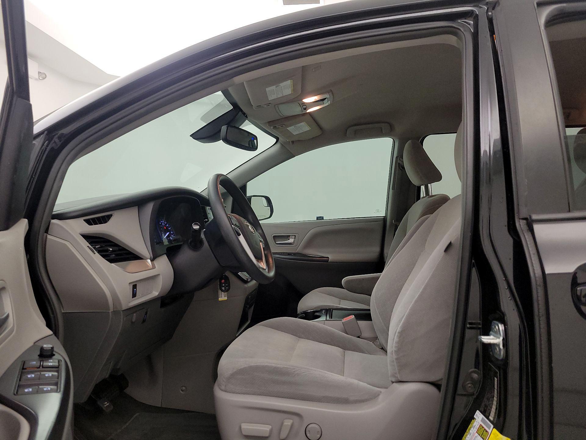 Thumbnail: 2019 Toyota Sienna - 11