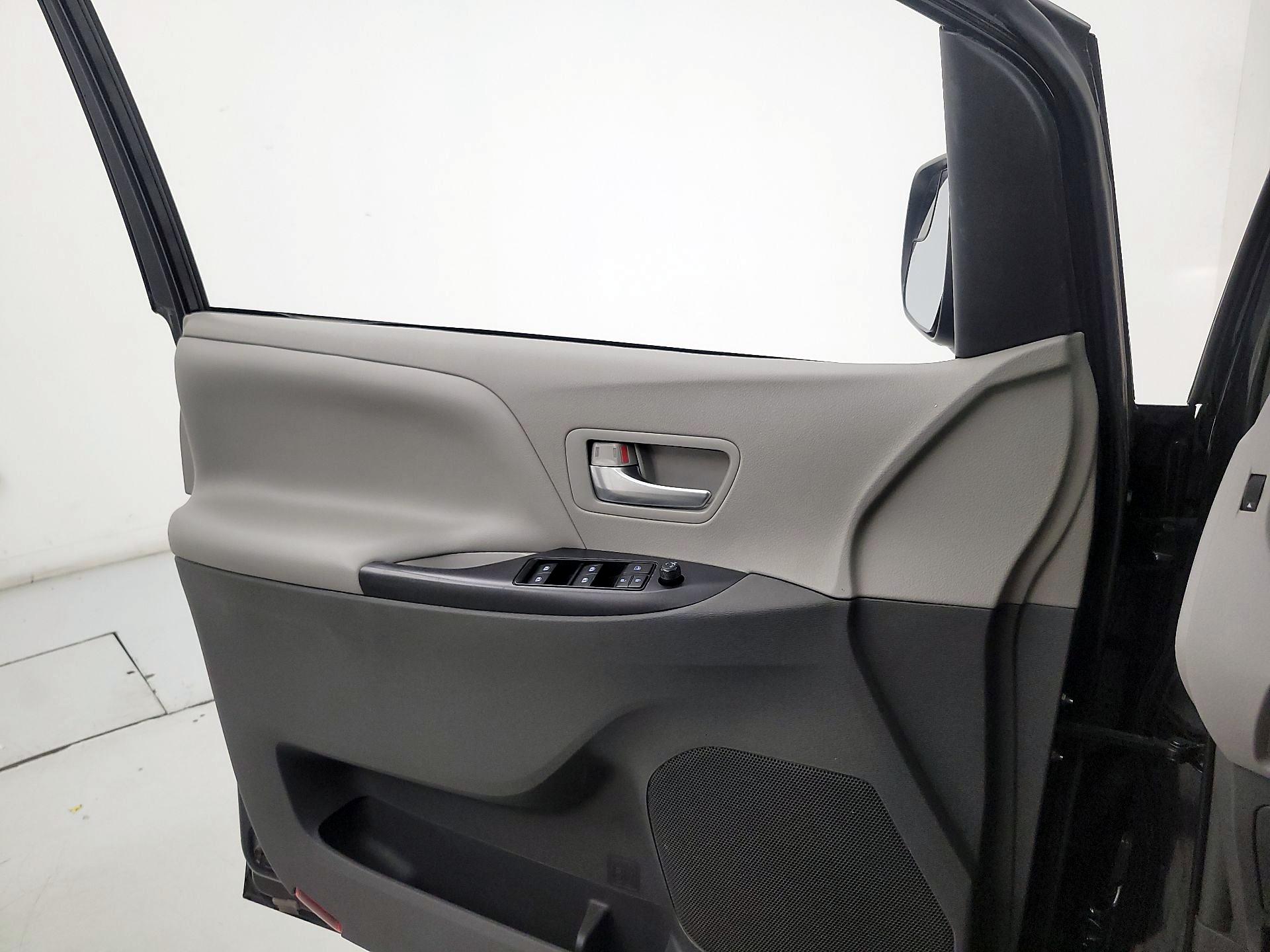 Thumbnail: 2019 Toyota Sienna - 12