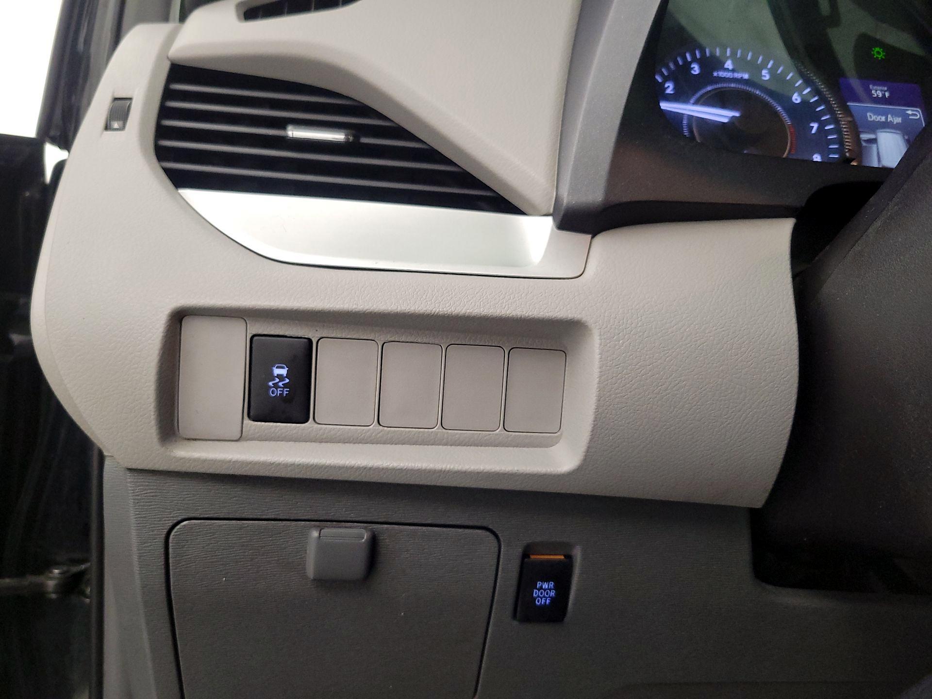 Thumbnail: 2019 Toyota Sienna - 13